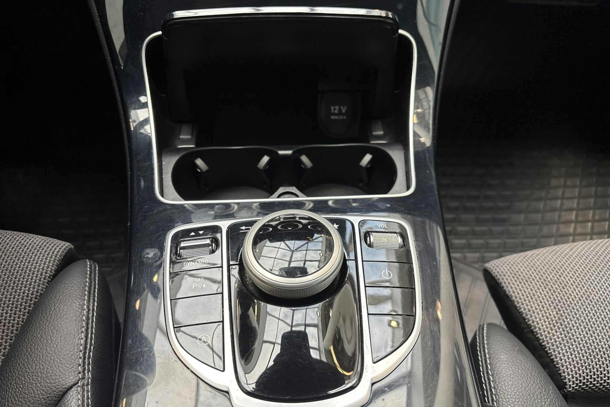 valkoinen Mercedes-Benz C 2018 kuva 24.