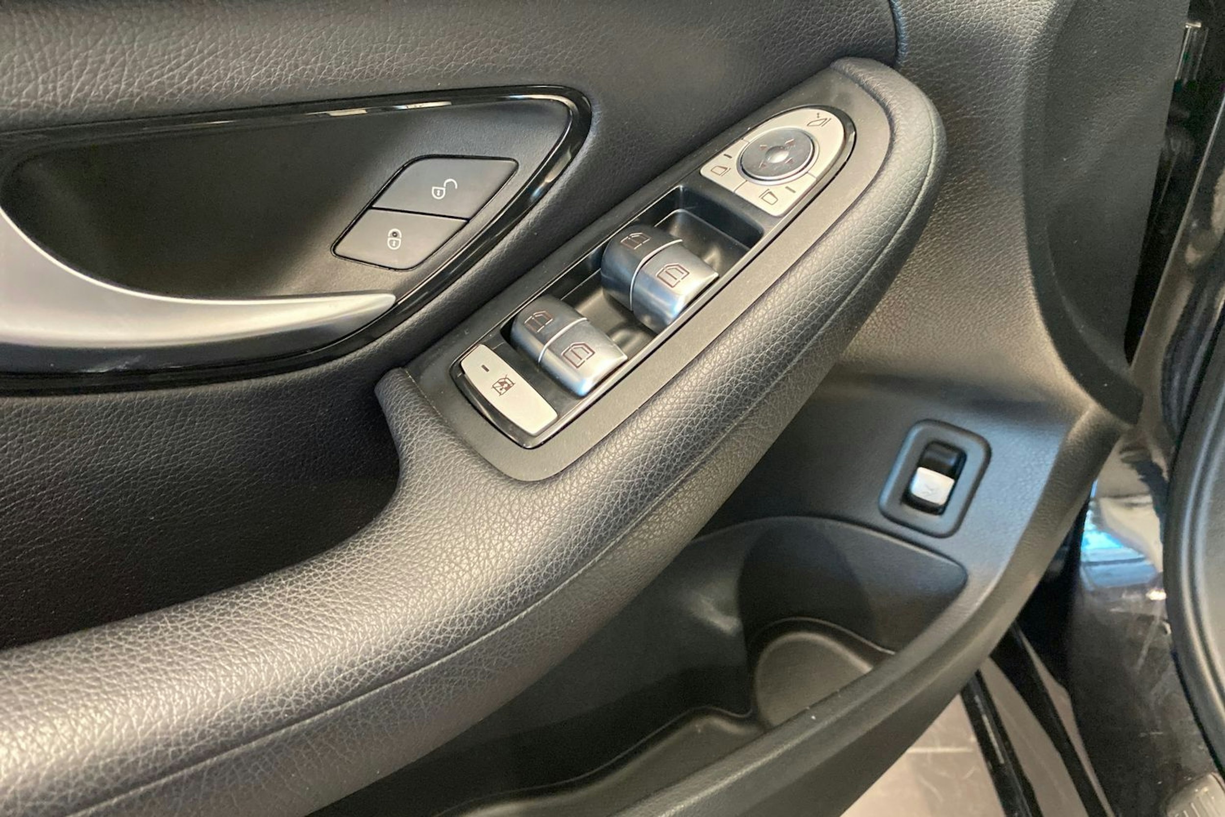 musta Mercedes-Benz C 2018 kuva 21.