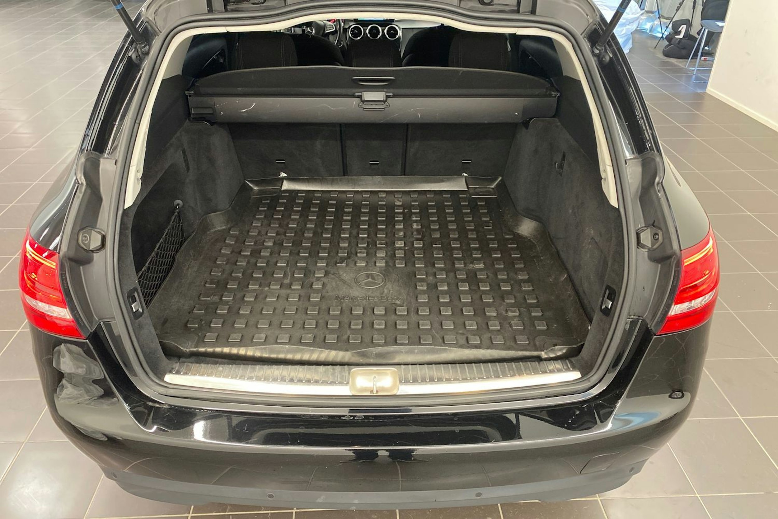musta Mercedes-Benz C 2018 kuva 22.