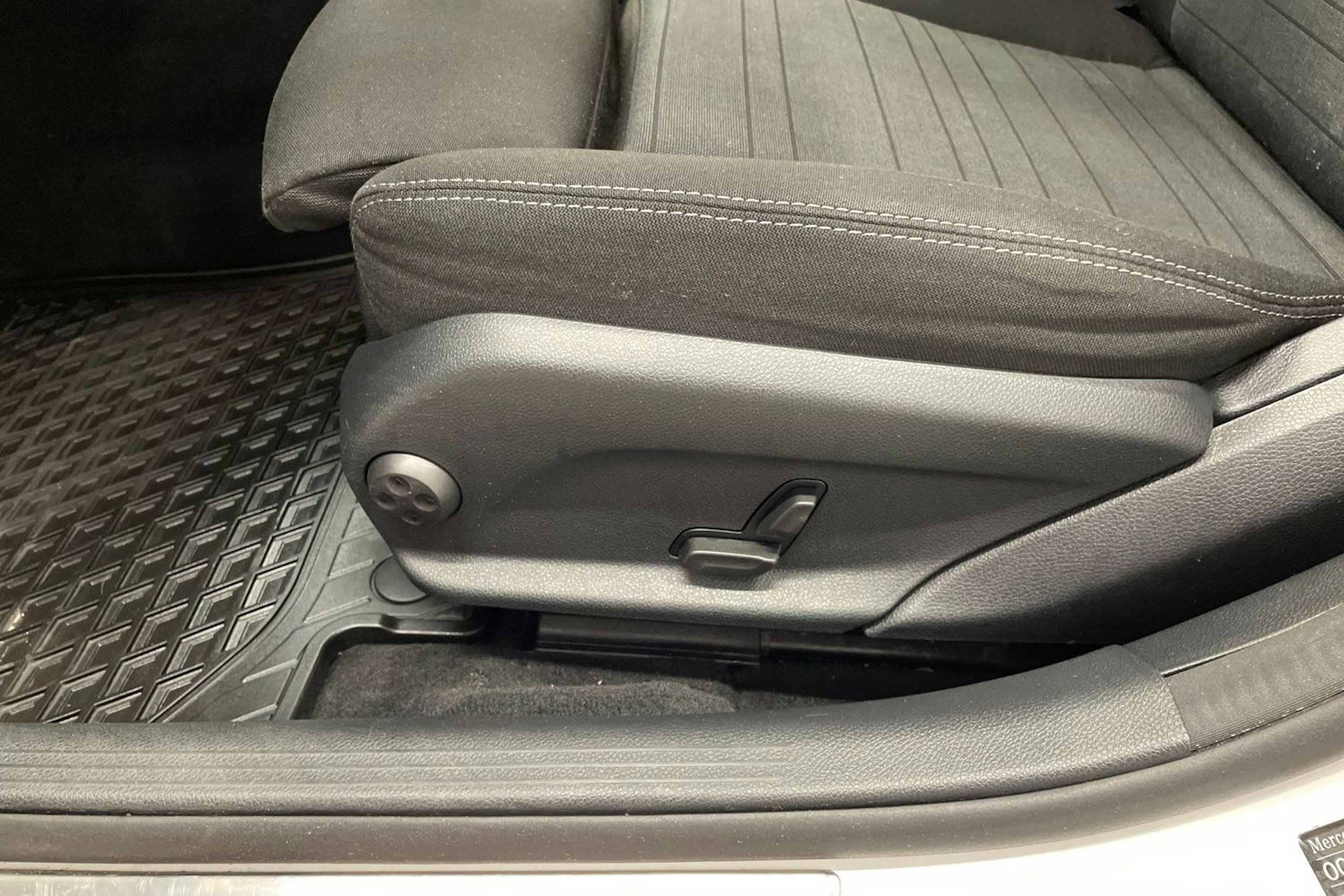 valkoinen Mercedes-Benz C 2018 kuva 22.