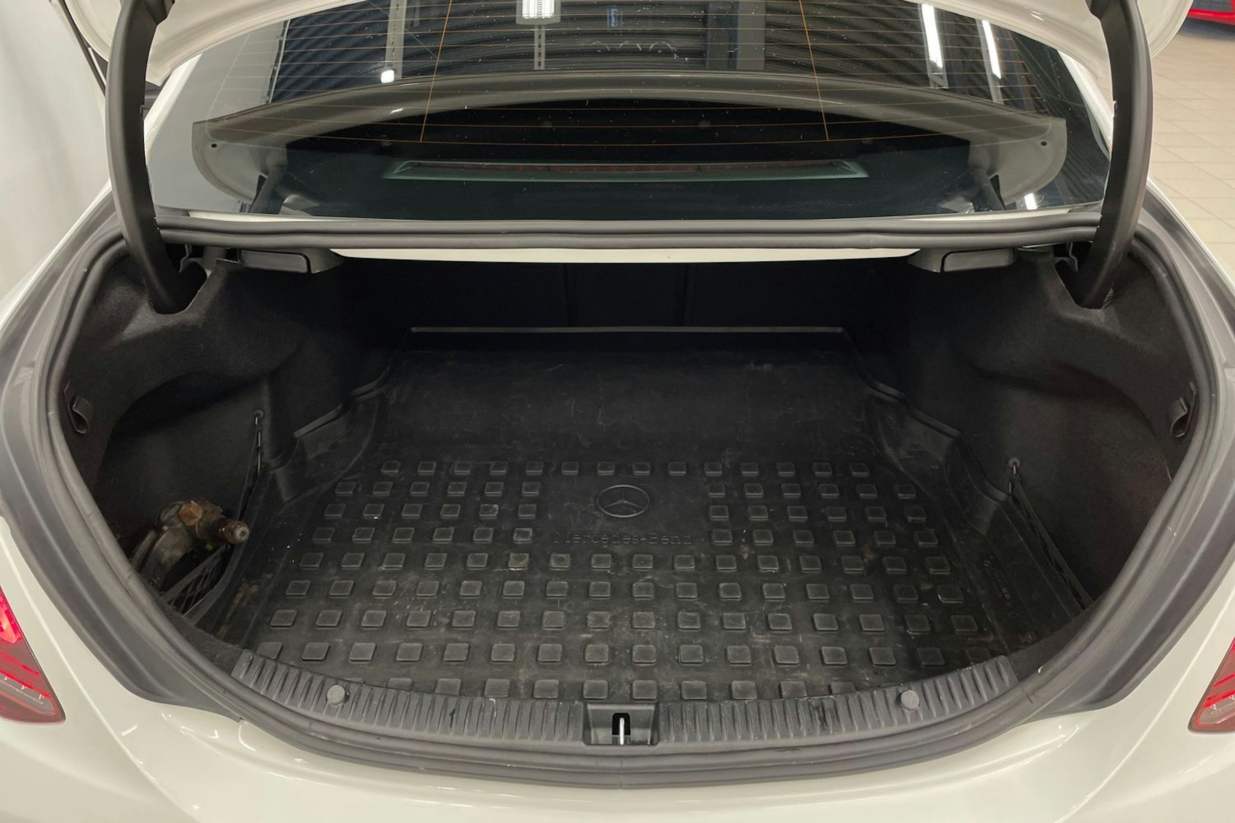 valkoinen Mercedes-Benz C 2018 kuva 23.