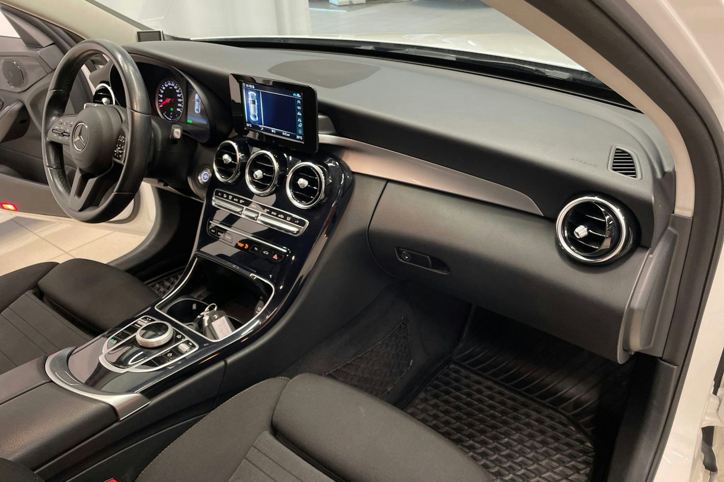 valkoinen Mercedes-Benz C 2018 kuva 25.