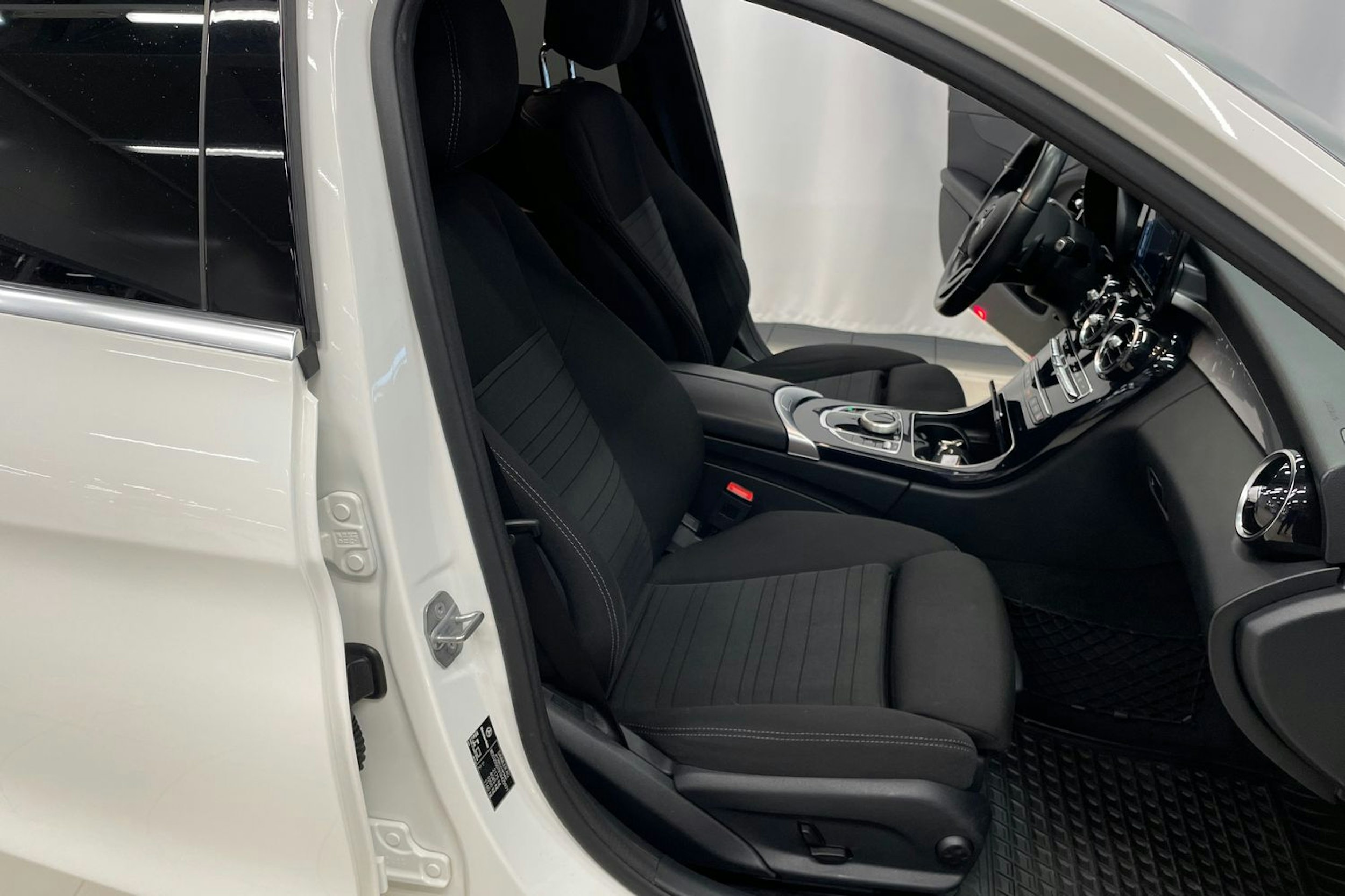 valkoinen Mercedes-Benz C 2018 kuva 26.