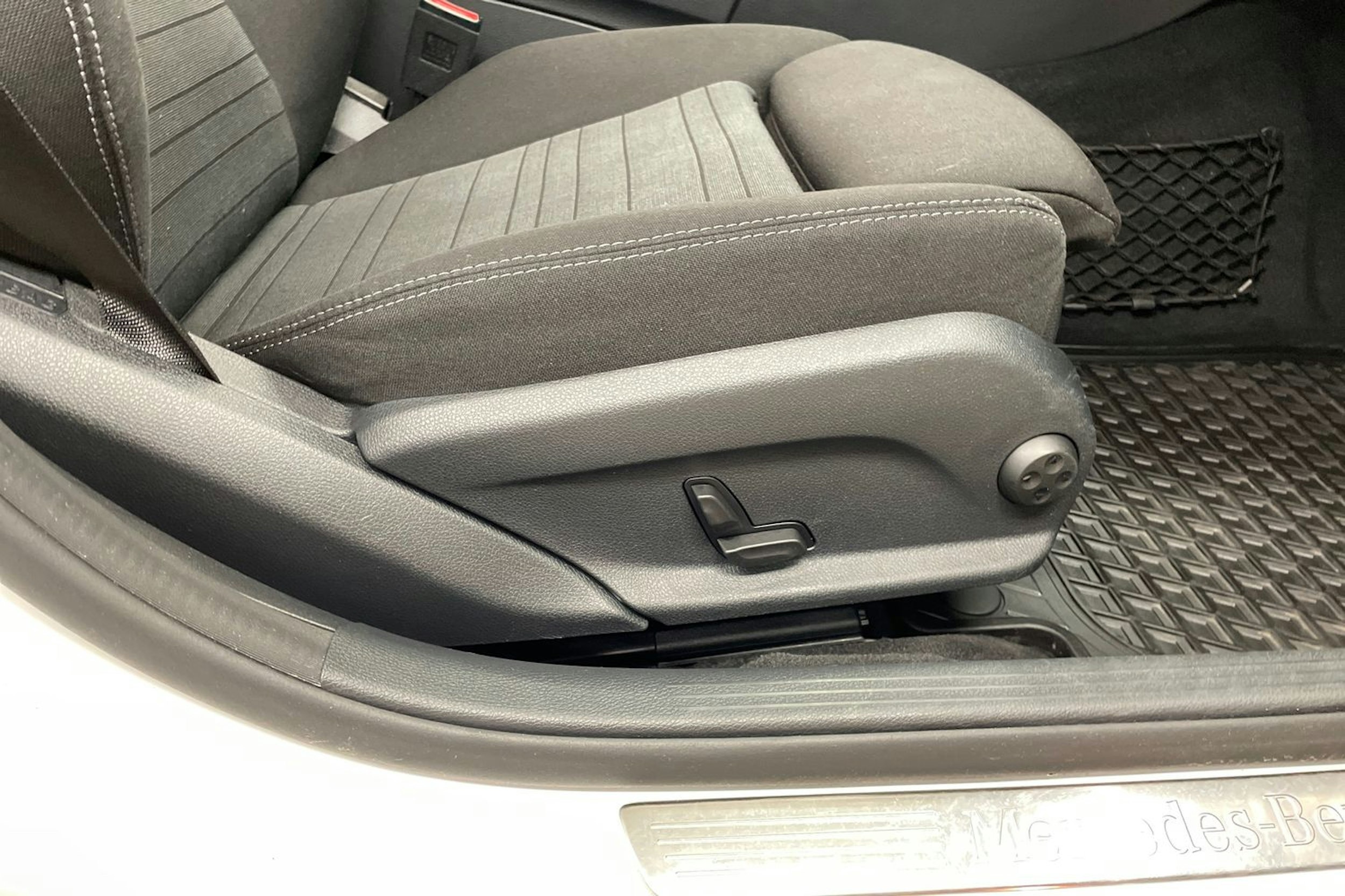 valkoinen Mercedes-Benz C 2018 kuva 27.