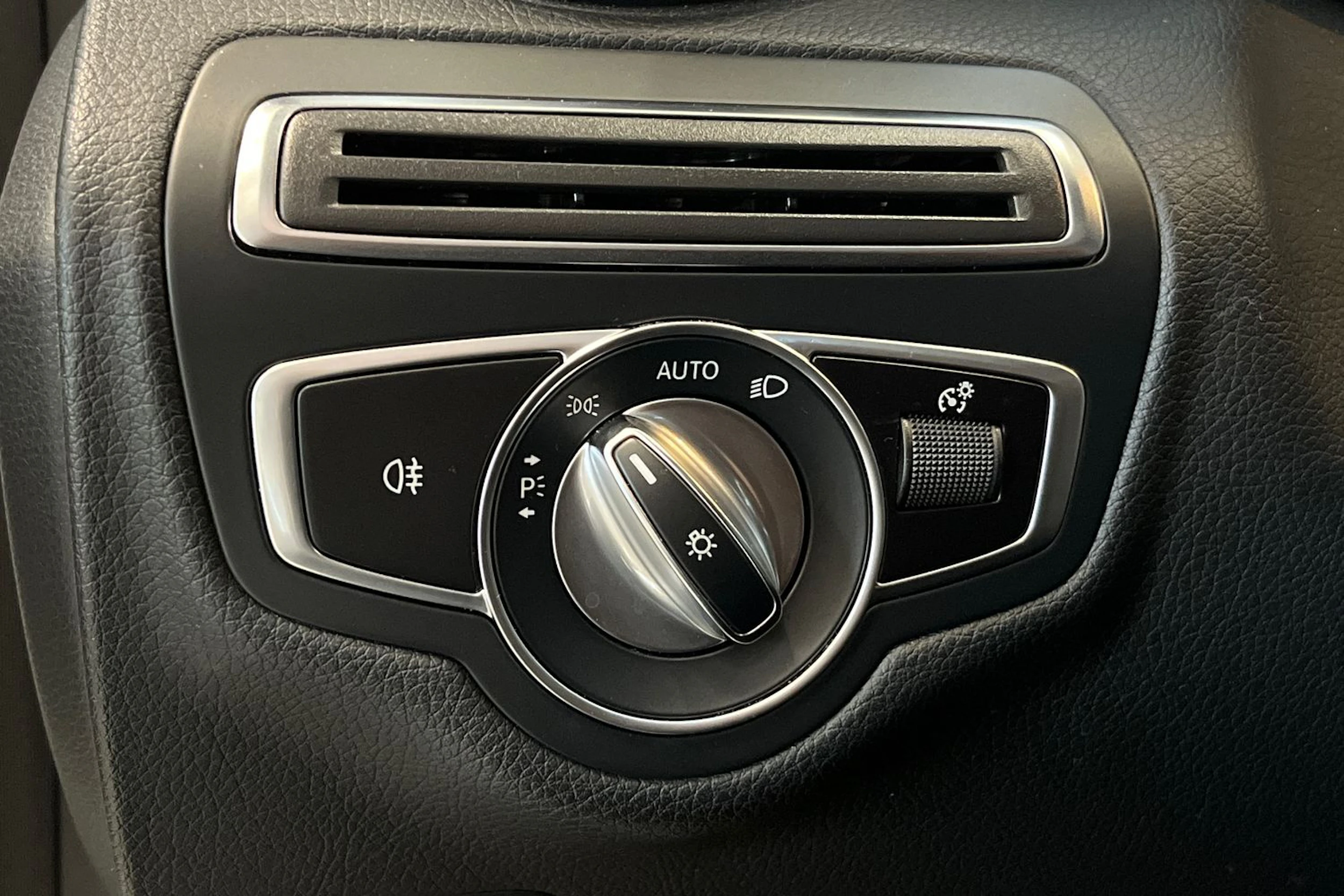 valkoinen Mercedes-Benz C 2019 kuva 27.