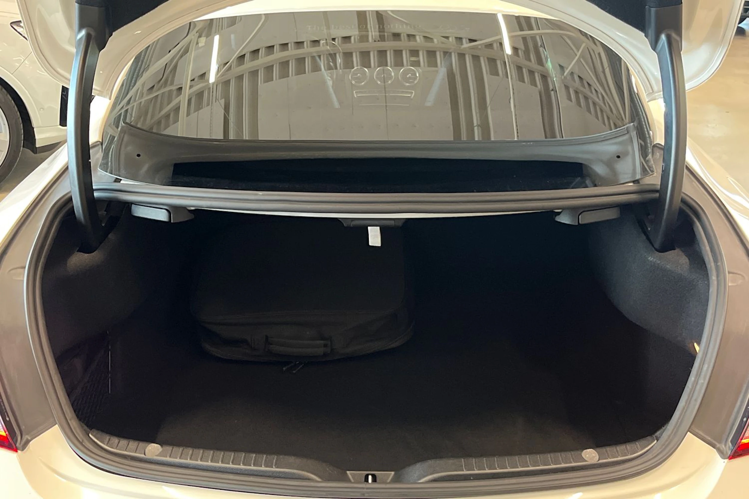 valkoinen Mercedes-Benz C 2019 kuva 28.