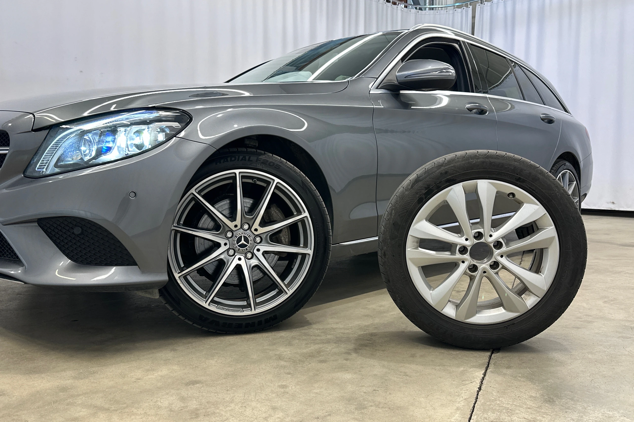 harmaa Mercedes-Benz C 2019 kuva 29.