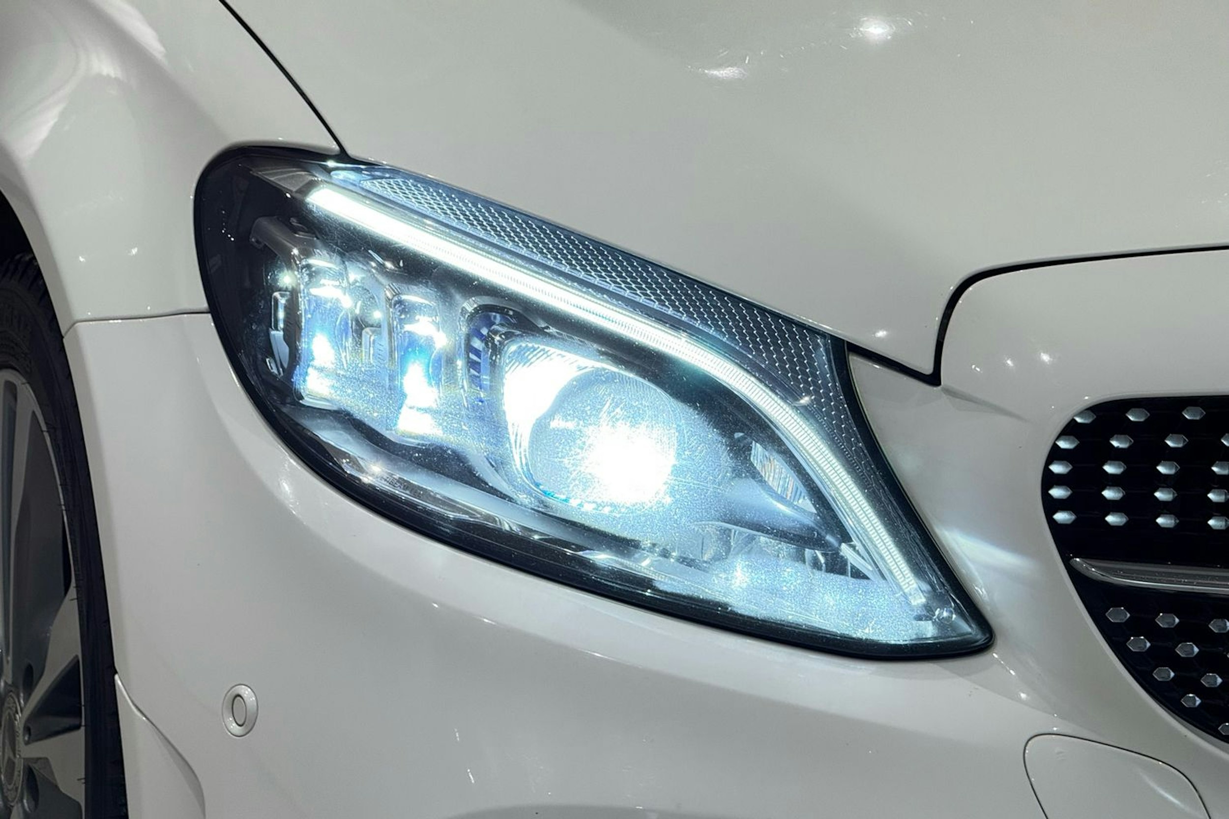 valkoinen Mercedes-Benz C 2019 kuva 15.