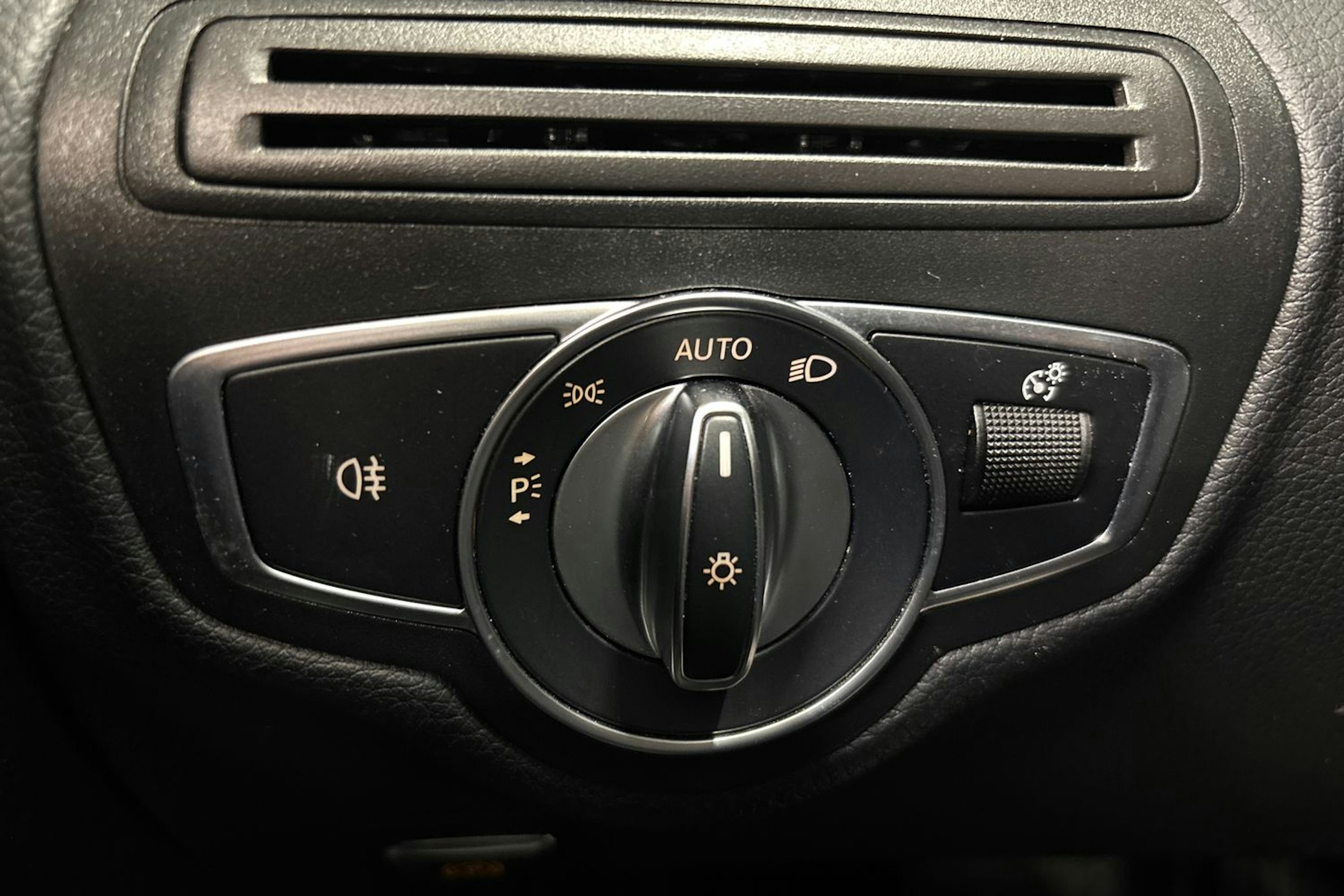 musta Mercedes-Benz C 2019 kuva 18.