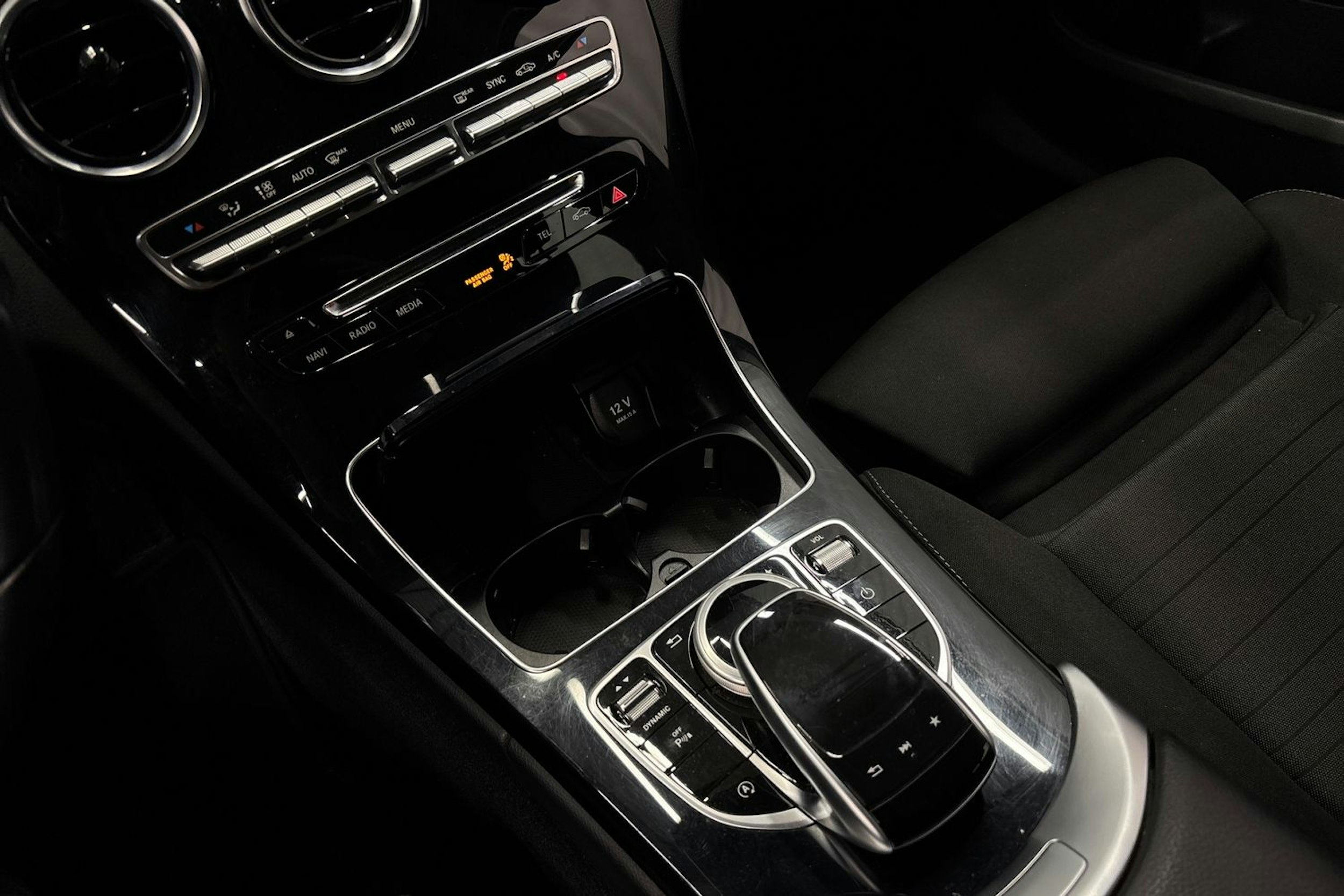 musta Mercedes-Benz C 2019 kuva 25.