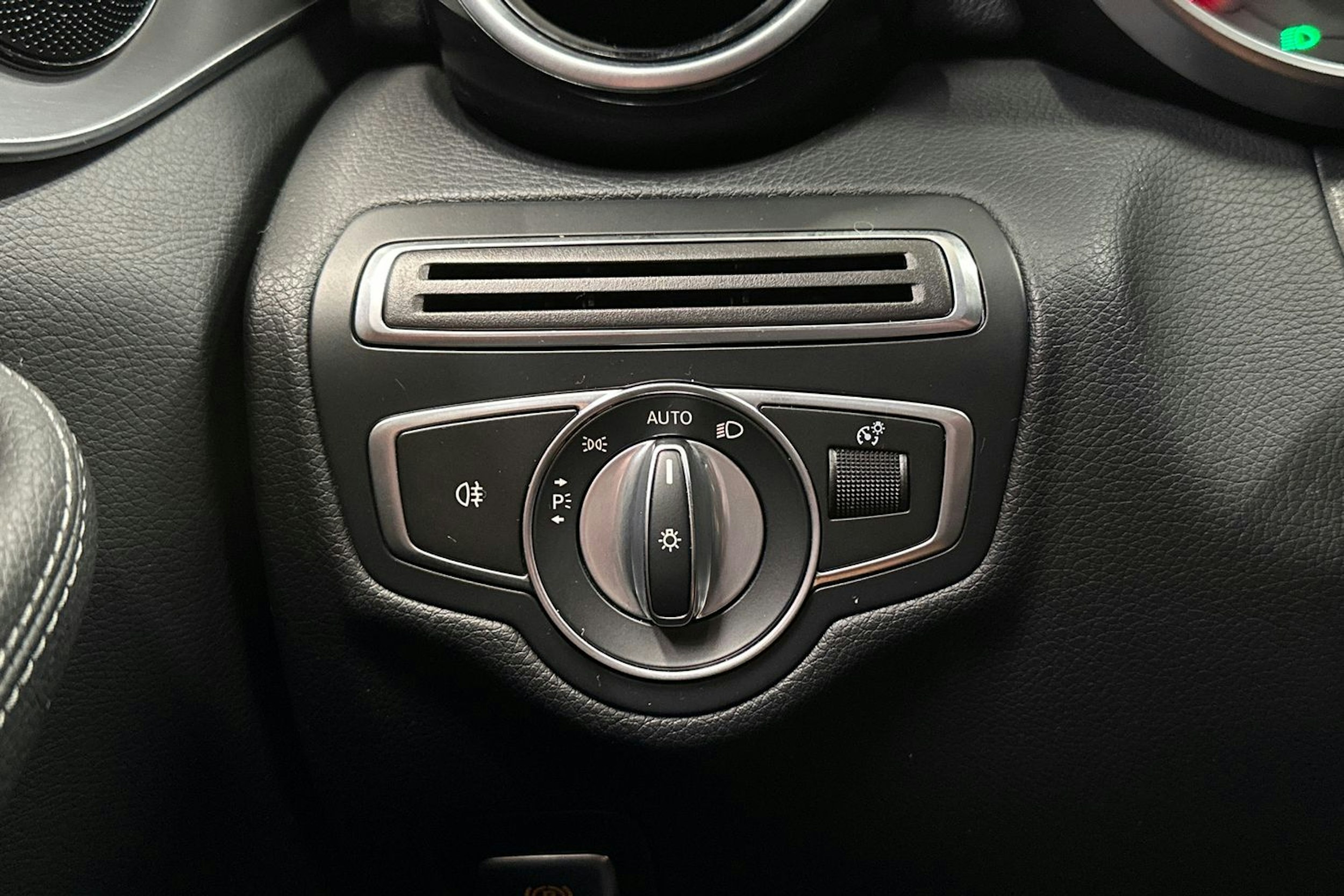 valkoinen Mercedes-Benz C 2019 kuva 27.