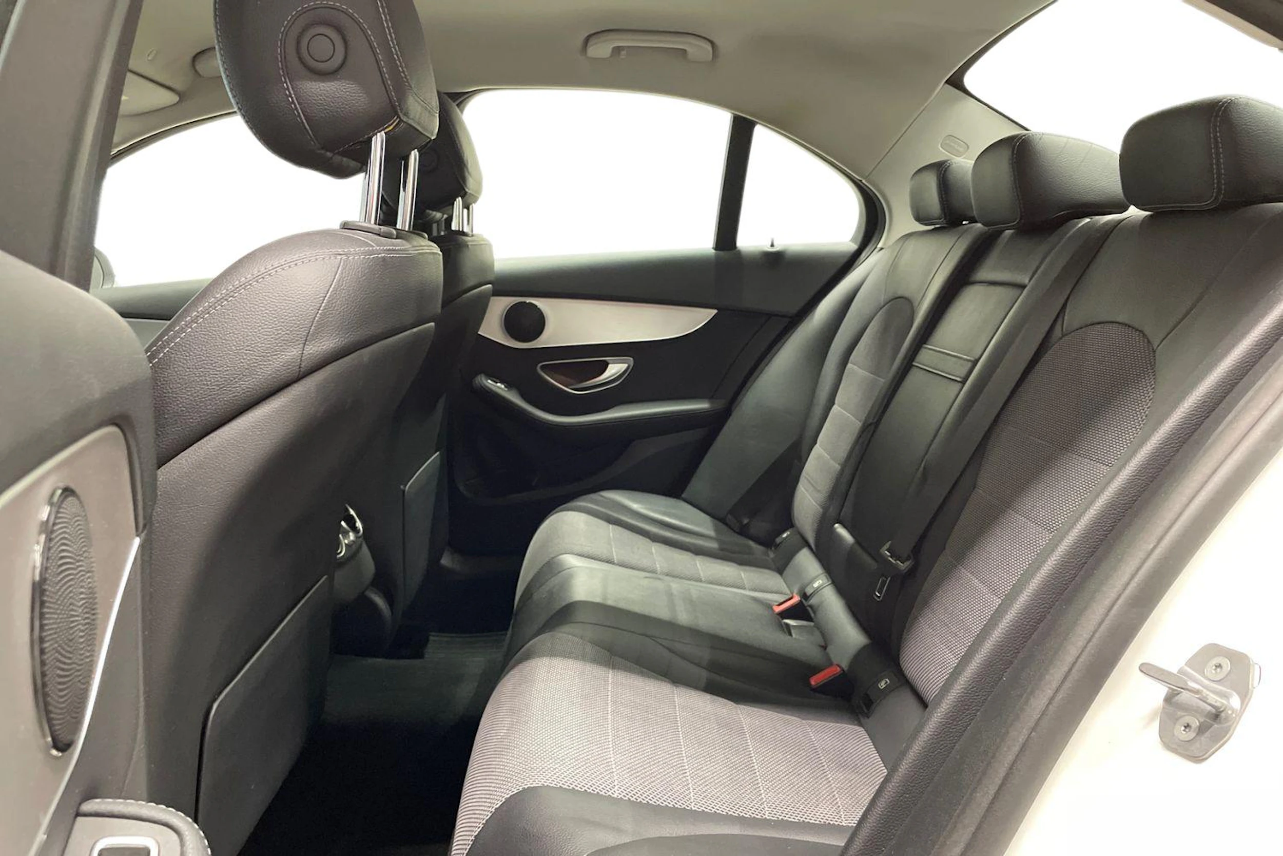 Valkoinen Mercedes-Benz C 2019 kuva 8.