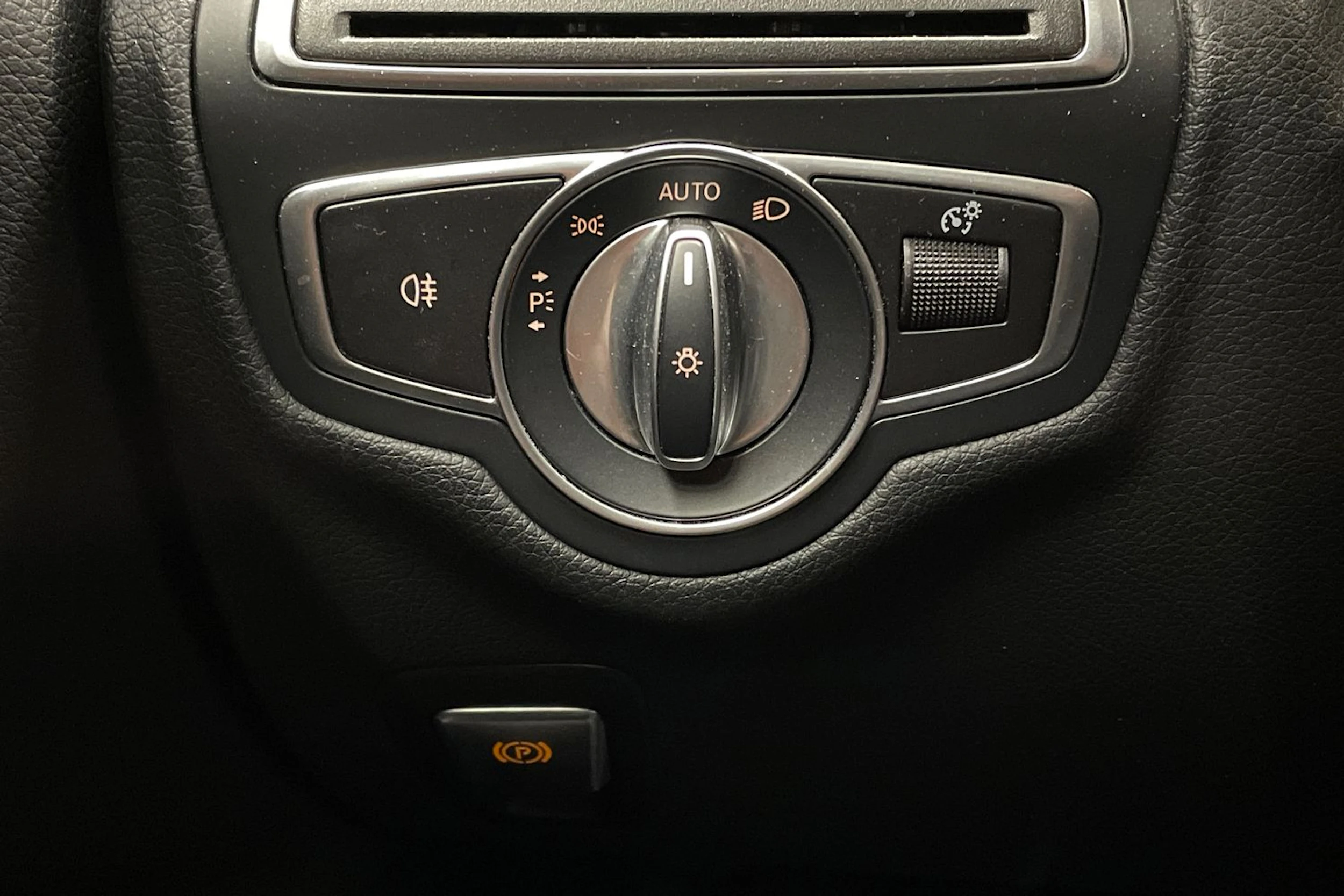 Valkoinen Mercedes-Benz C 2019 kuva 21.