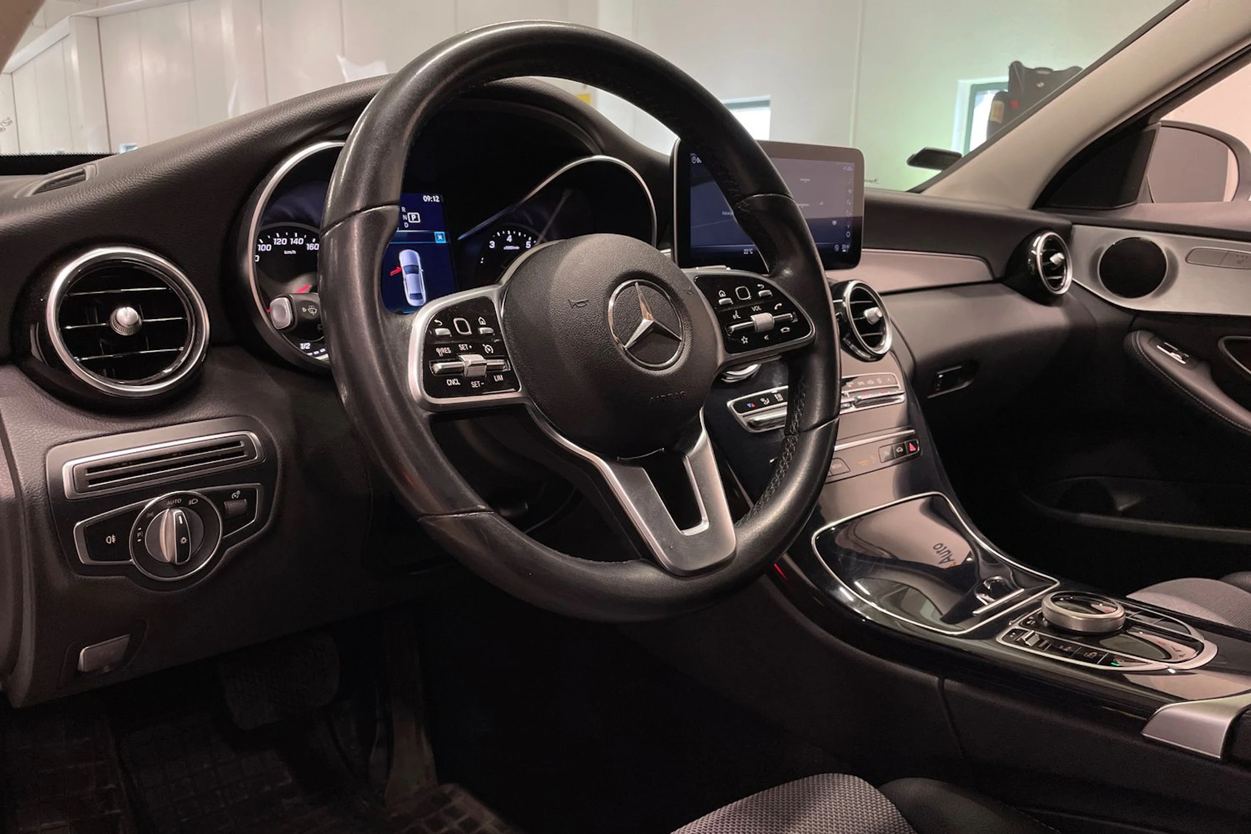 Valkoinen Mercedes-Benz C 2019 kuva 27.