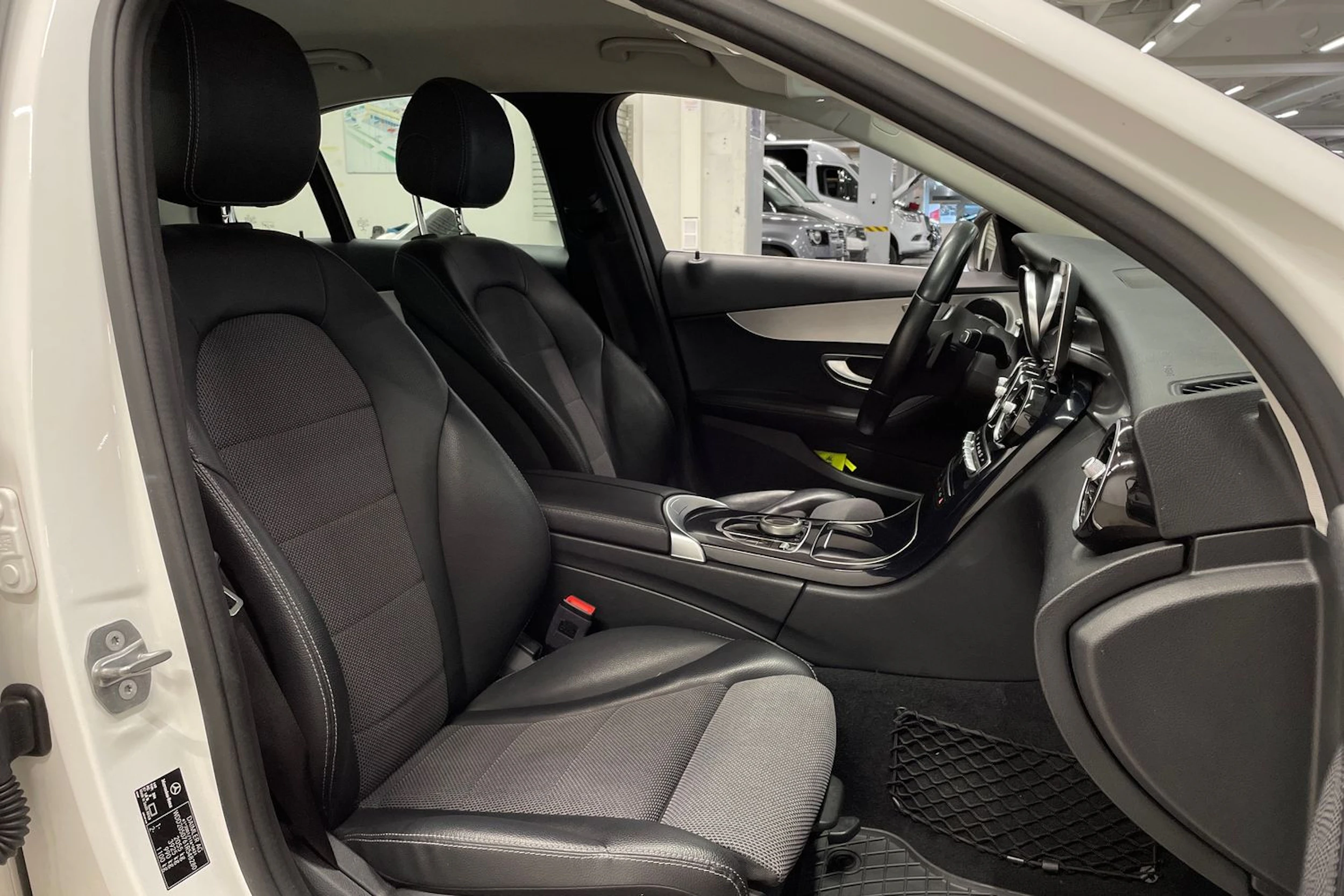 Valkoinen Mercedes-Benz C 2019 kuva 28.