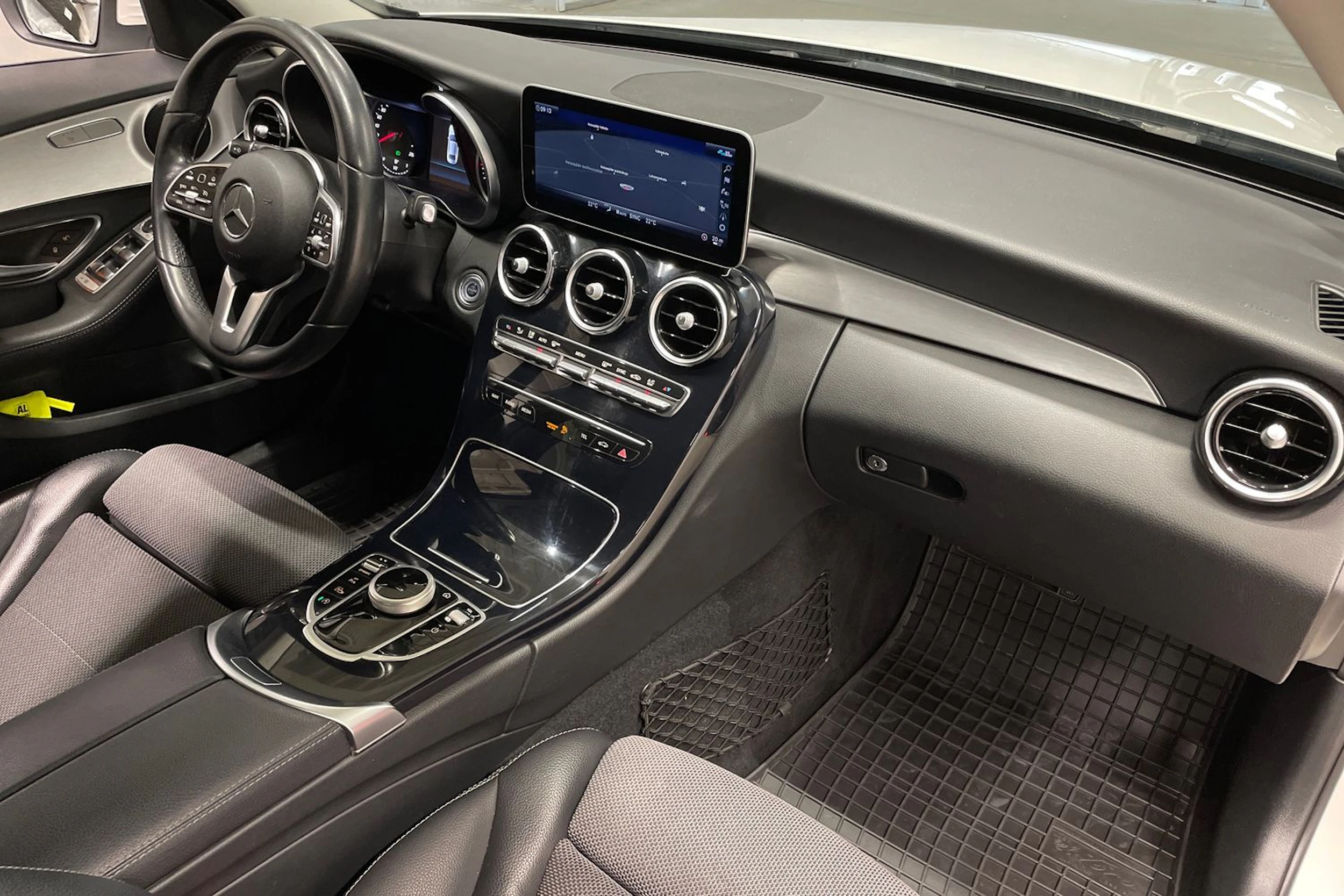 Valkoinen Mercedes-Benz C 2019 kuva 29.