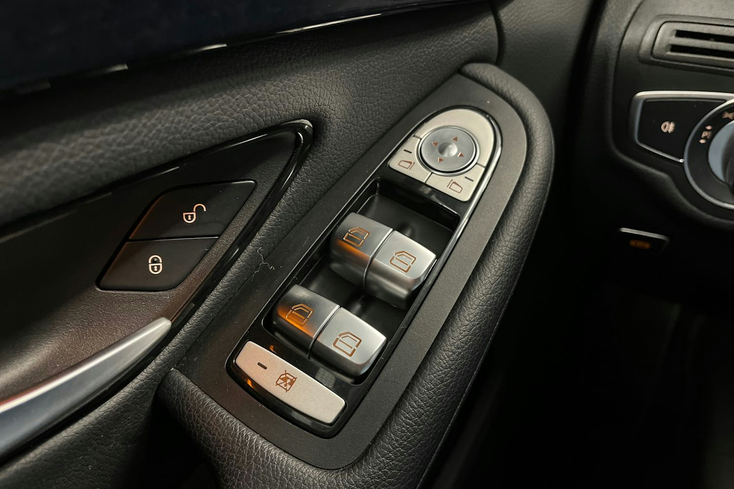 valkoinen Mercedes-Benz C 2019 kuva 31.