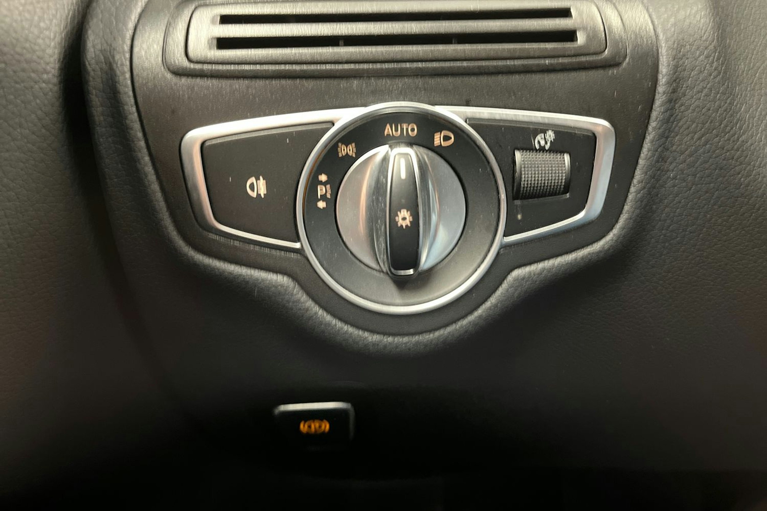 valkoinen Mercedes-Benz C 2019 kuva 32.