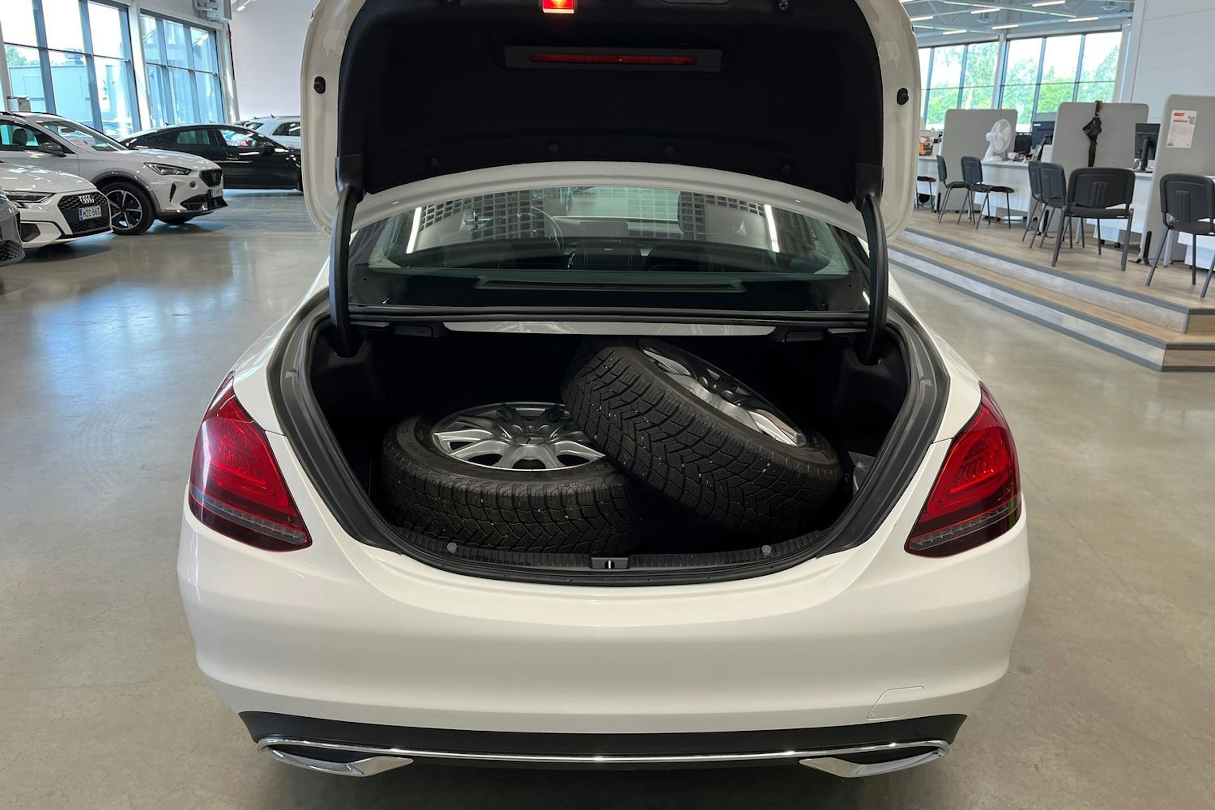 valkoinen Mercedes-Benz C 2019 kuva 33.
