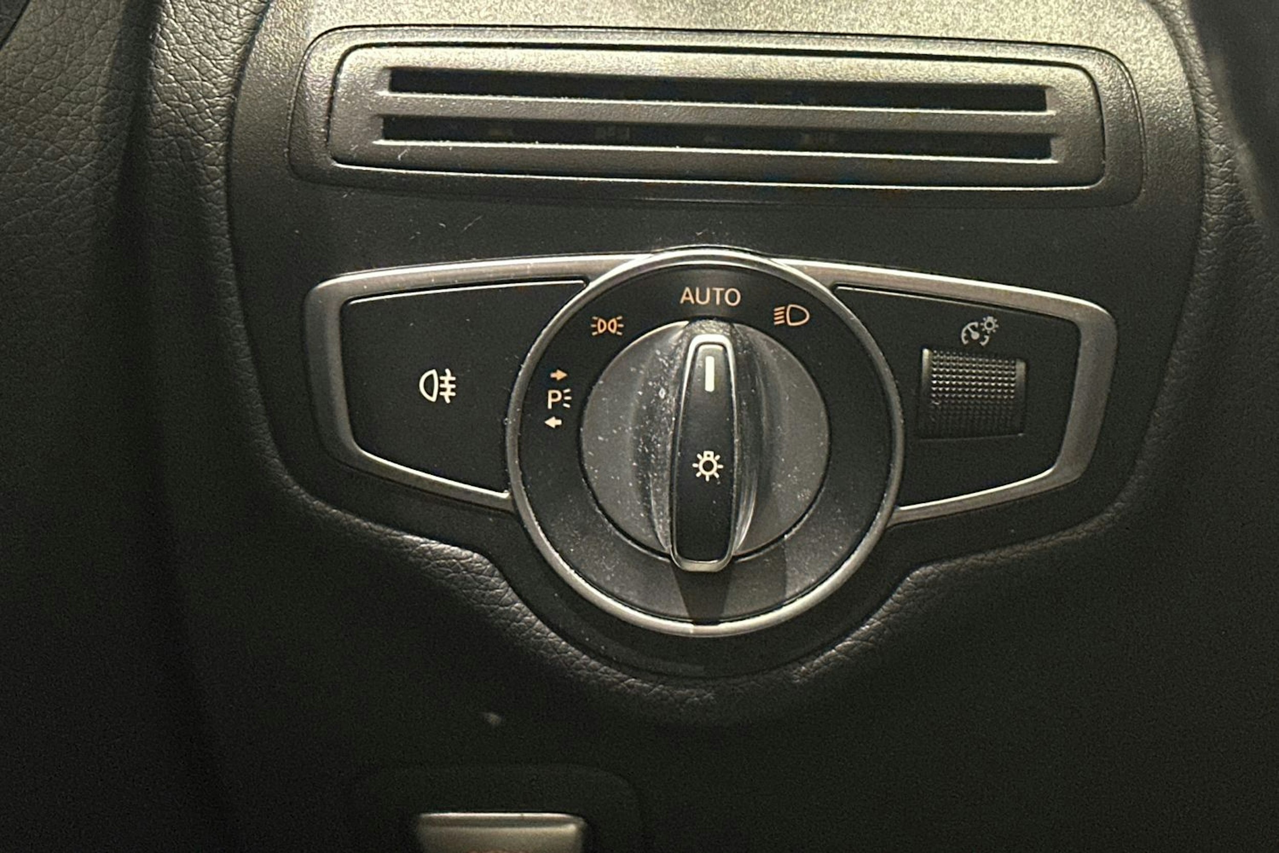 Valkoinen Mercedes-Benz C 2019 kuva 20.