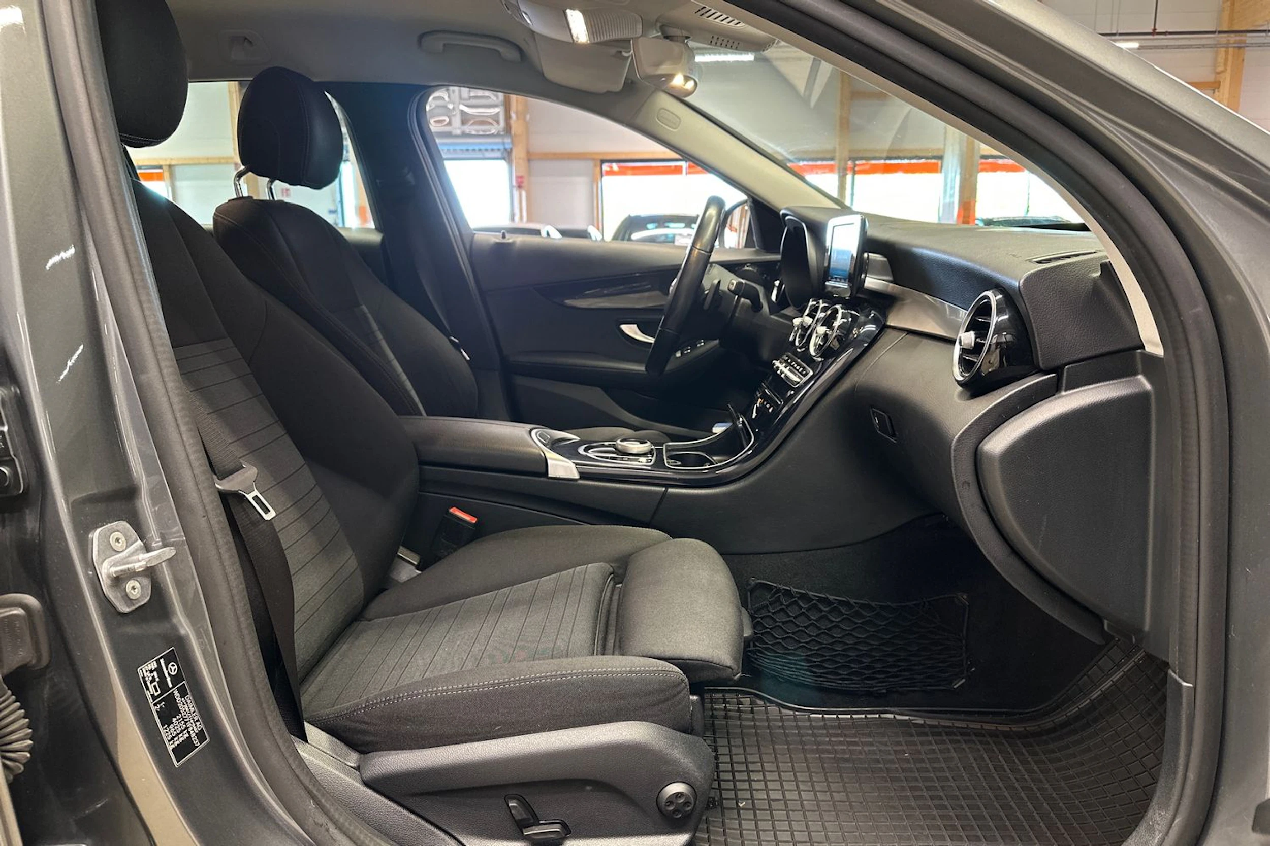 harmaa Mercedes-Benz C 2019 kuva 11.