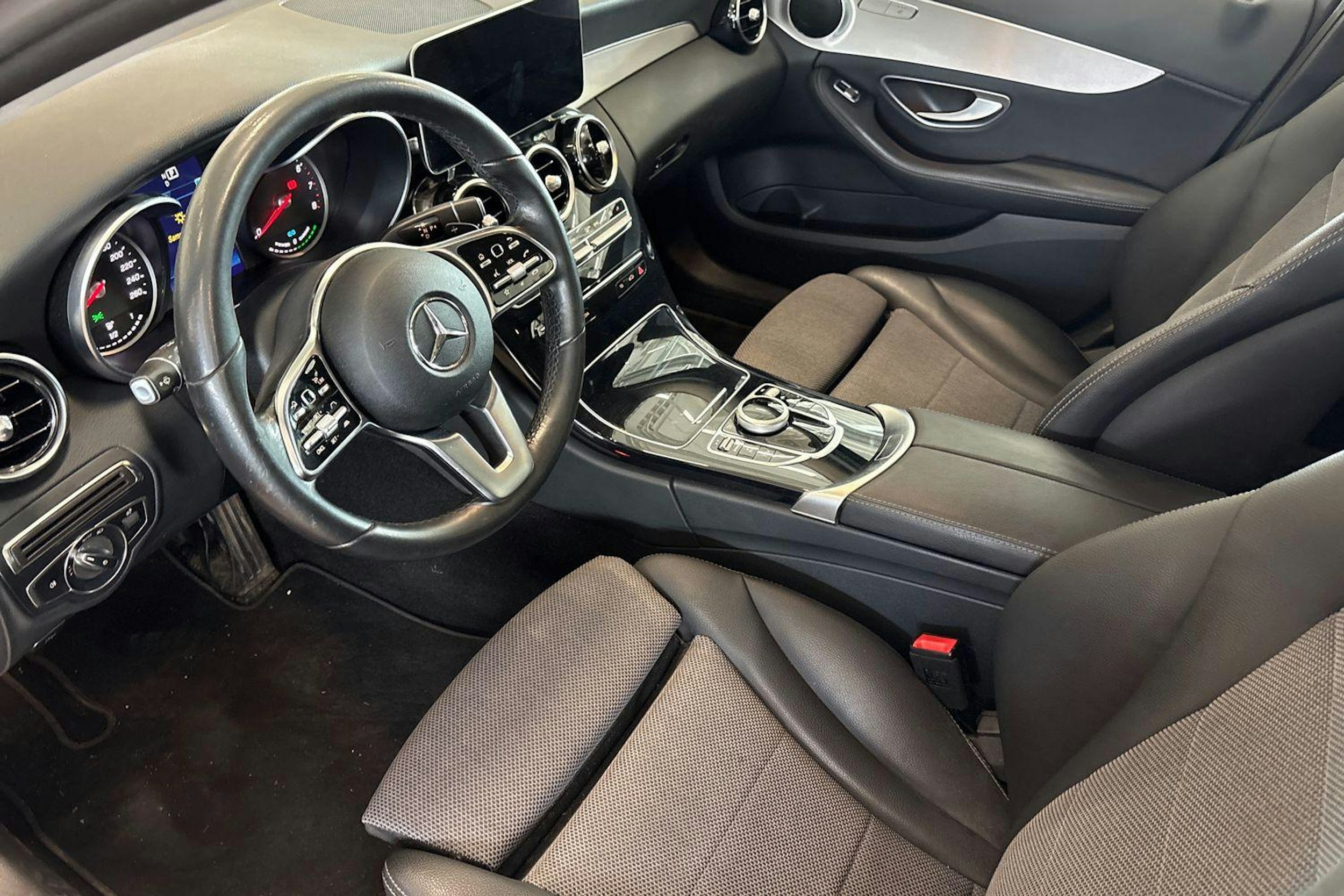 punainen Mercedes-Benz C 2019 kuva 3.