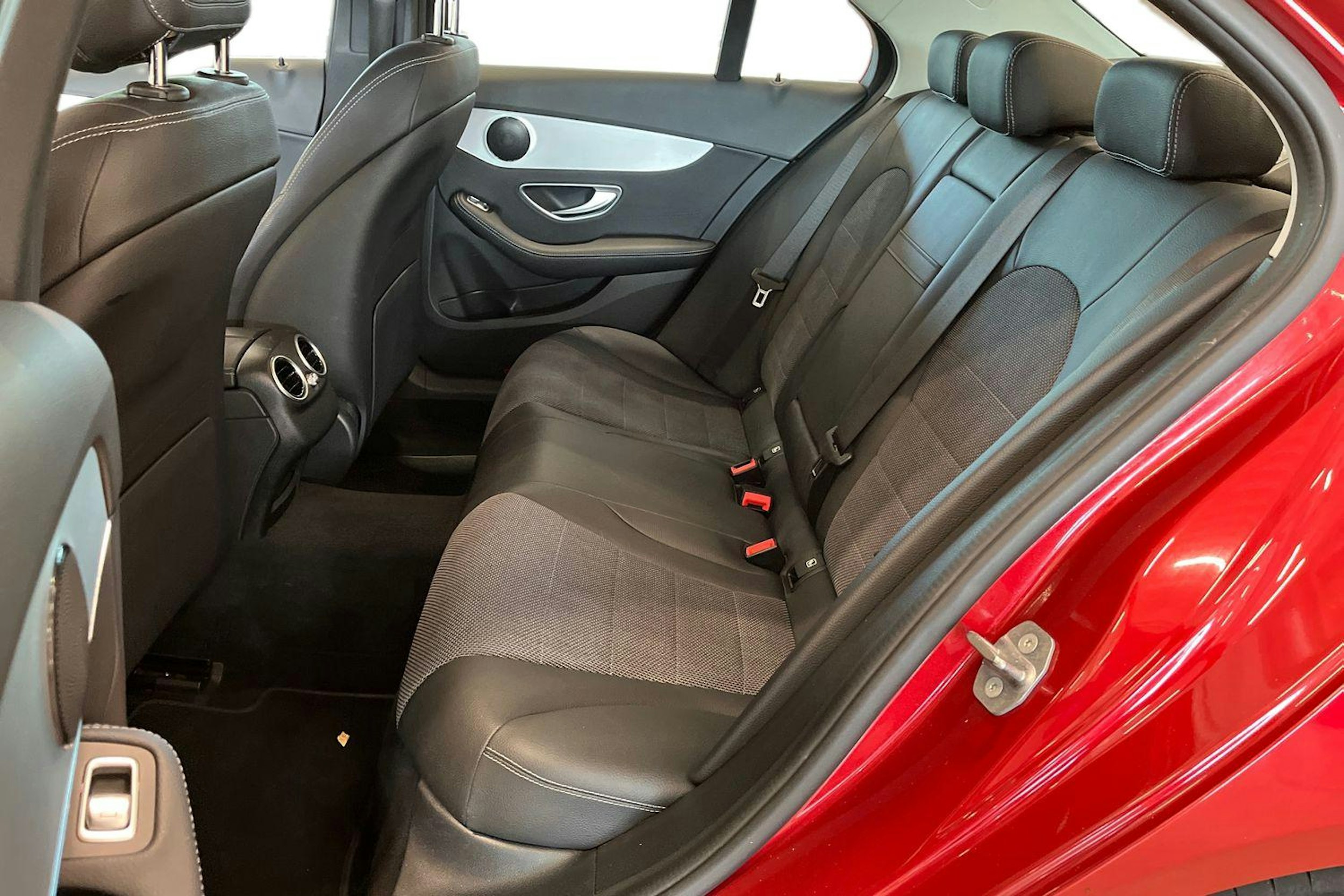 punainen Mercedes-Benz C 2019 kuva 10.