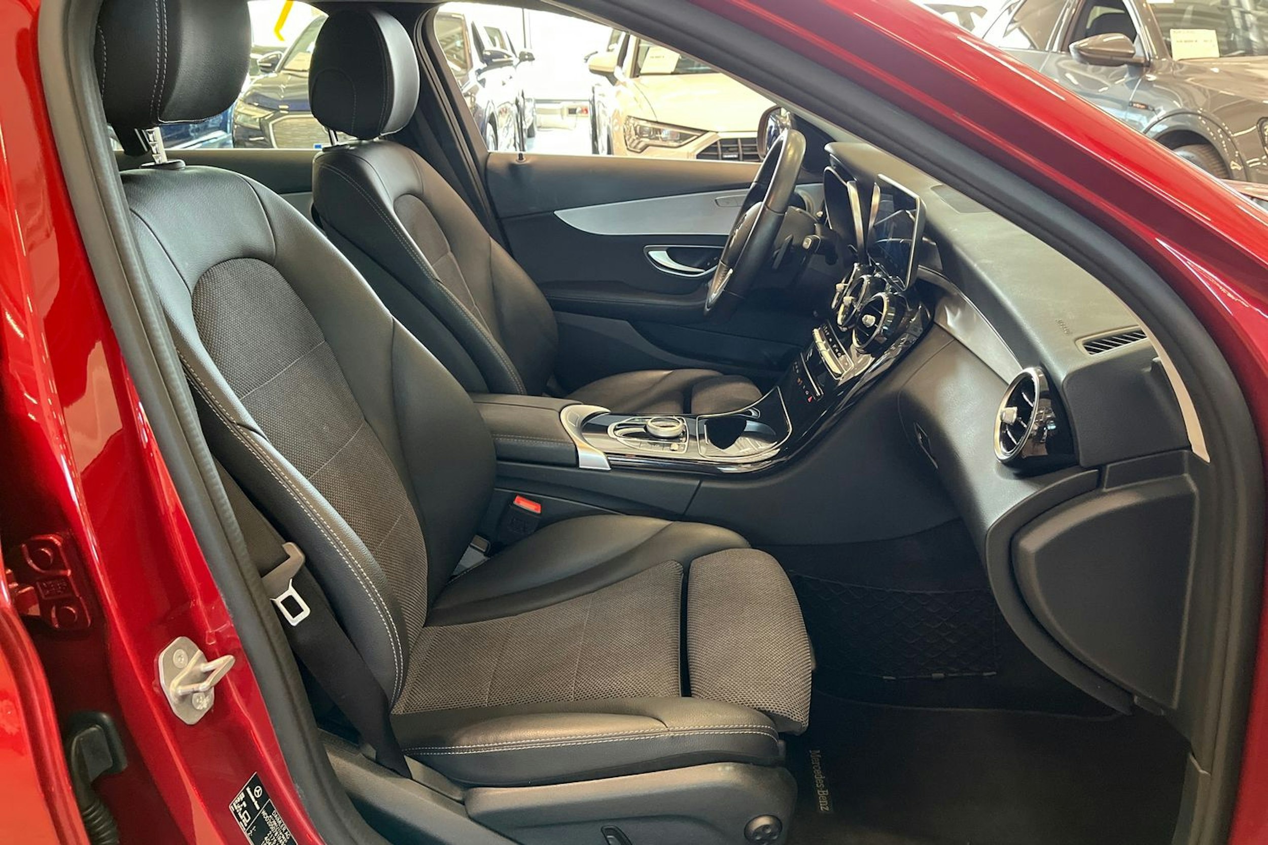 punainen Mercedes-Benz C 2019 kuva 16.