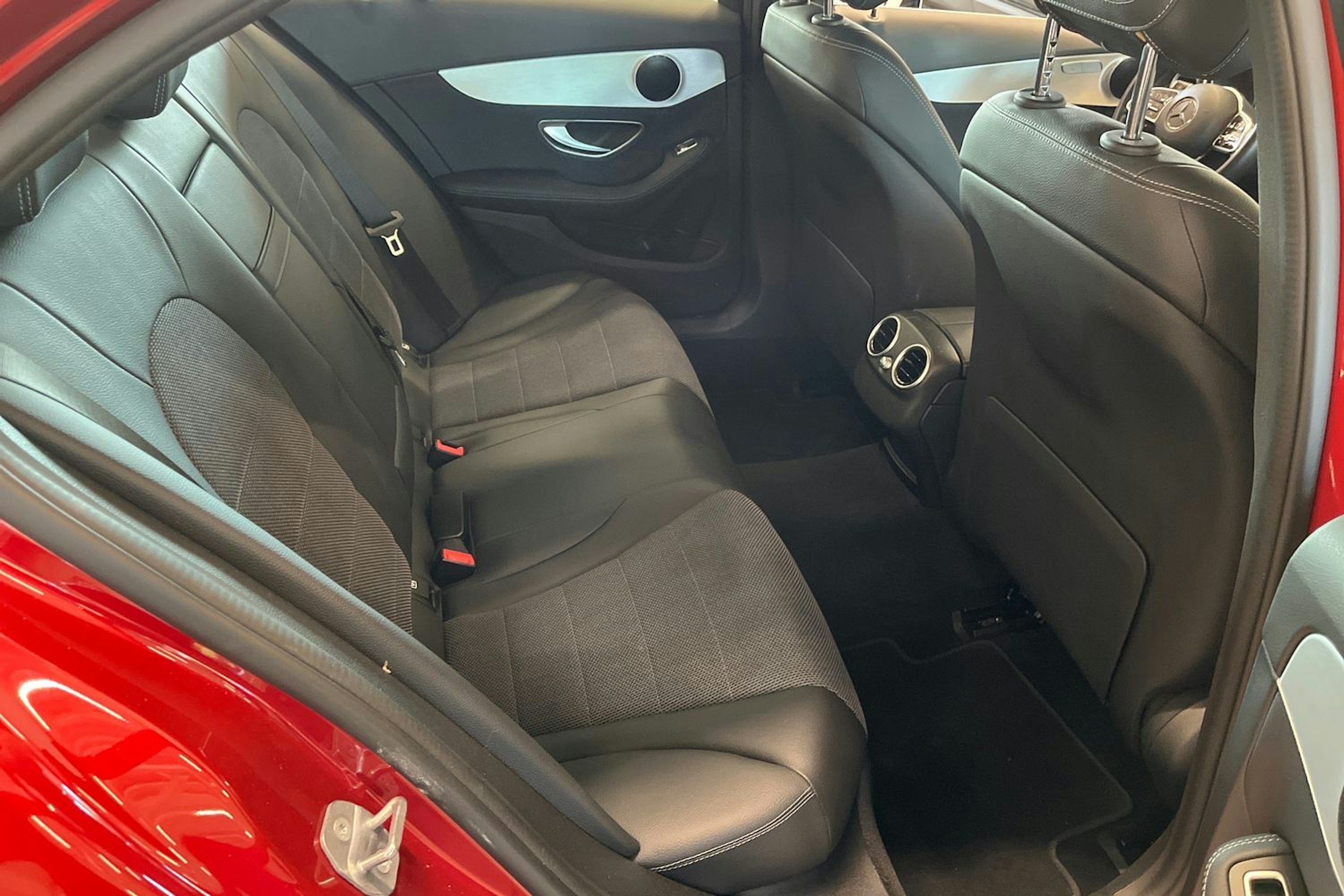 punainen Mercedes-Benz C 2019 kuva 17.