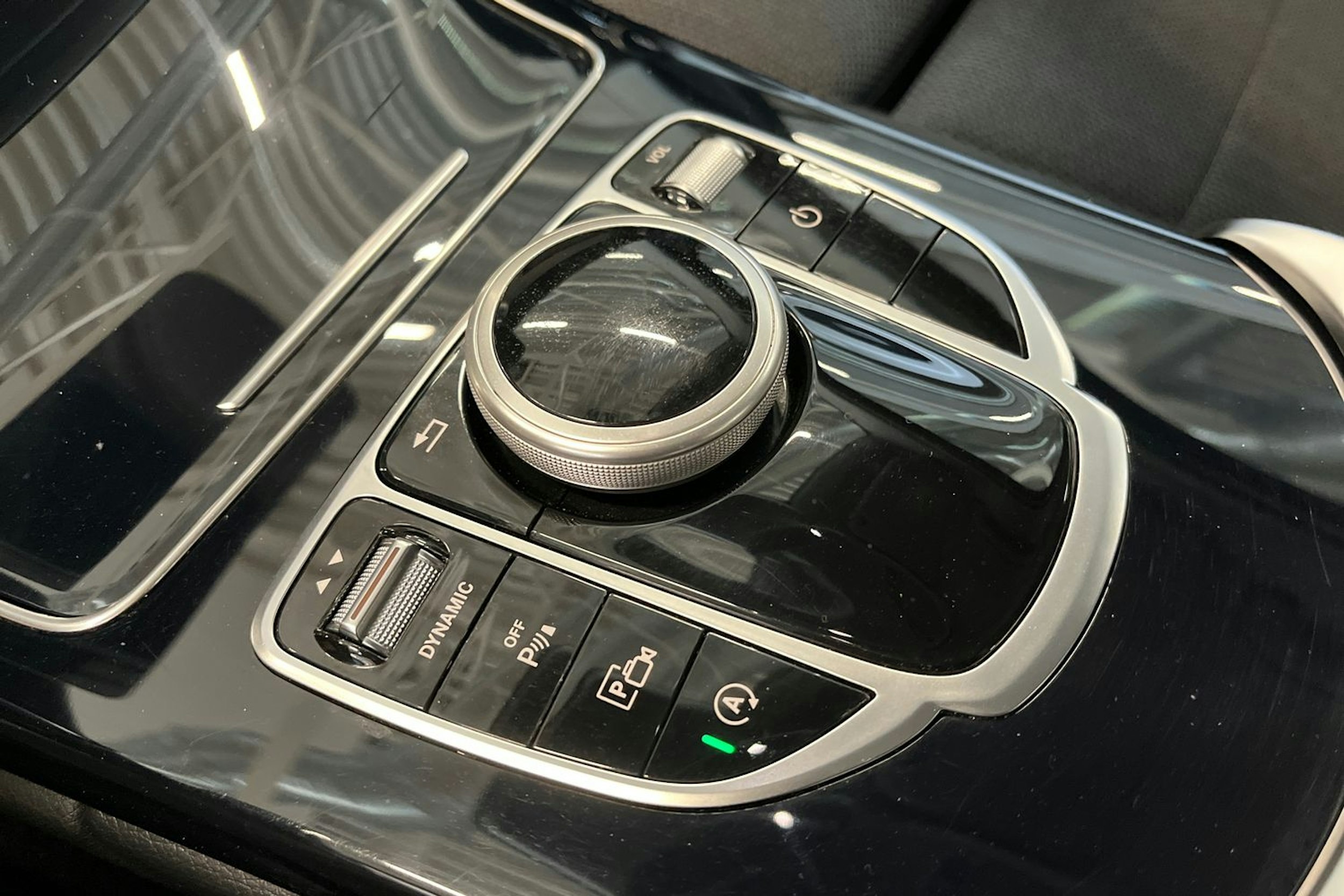 punainen Mercedes-Benz C 2019 kuva 27.