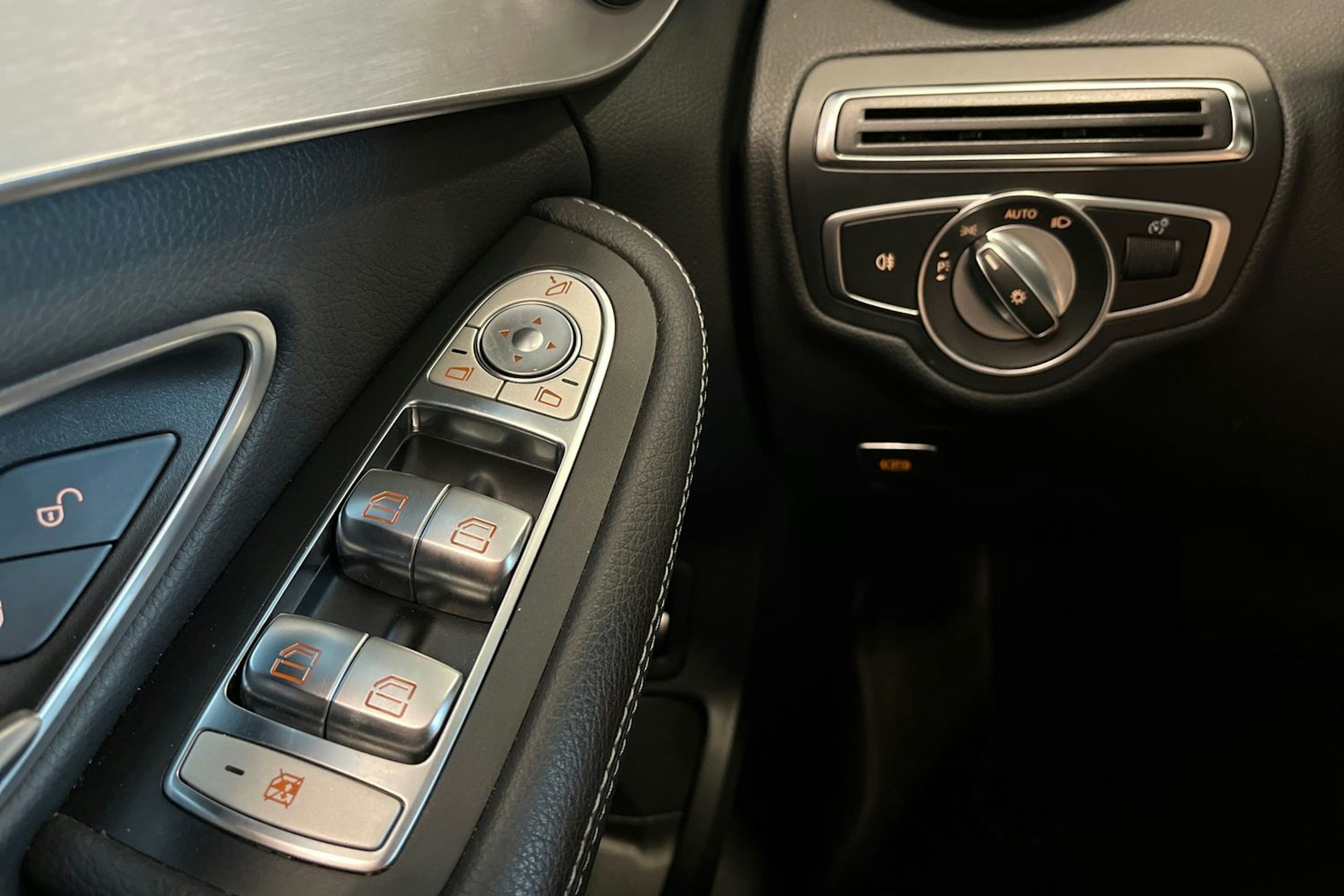 punainen Mercedes-Benz C 2019 kuva 31.