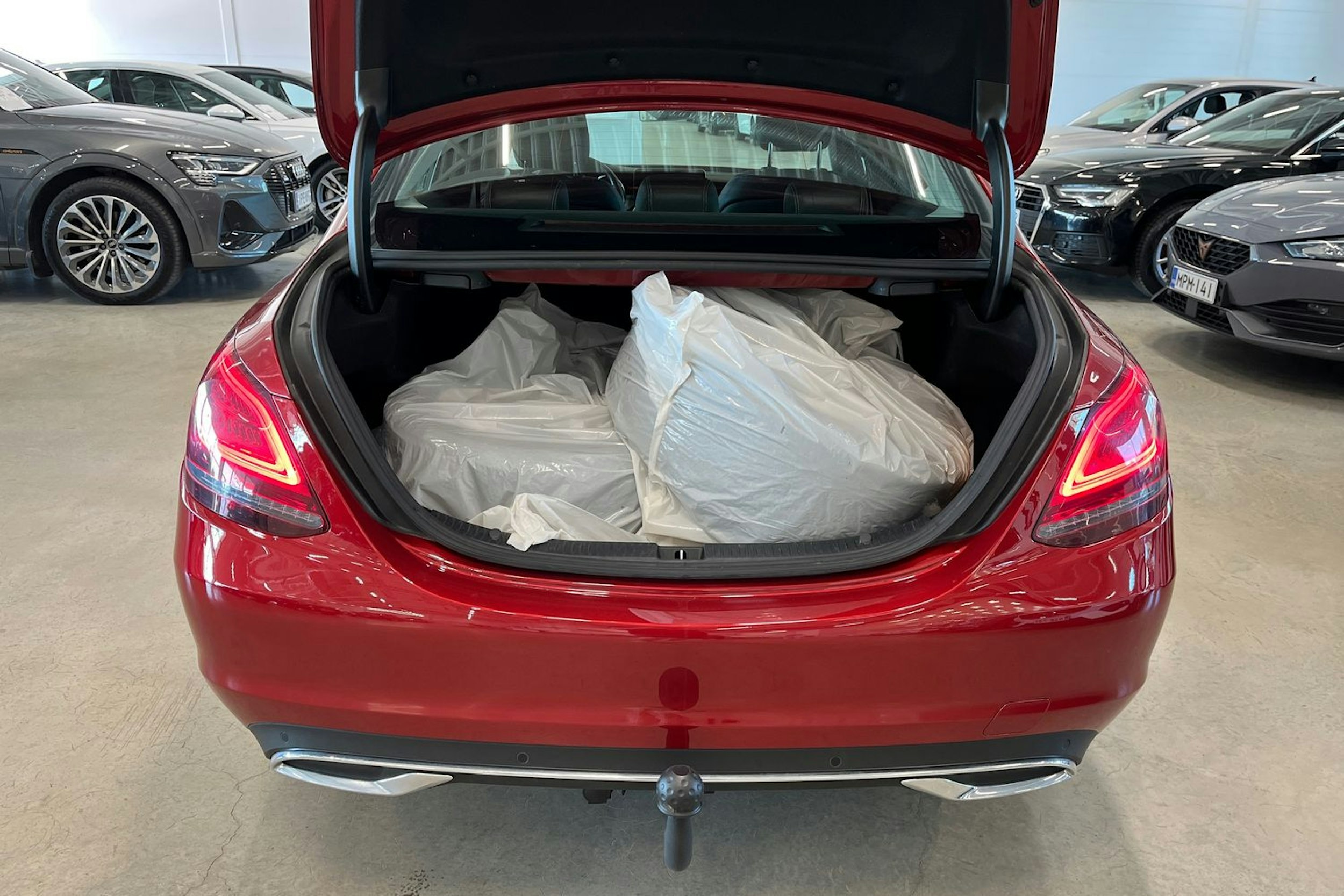 punainen Mercedes-Benz C 2019 kuva 32.