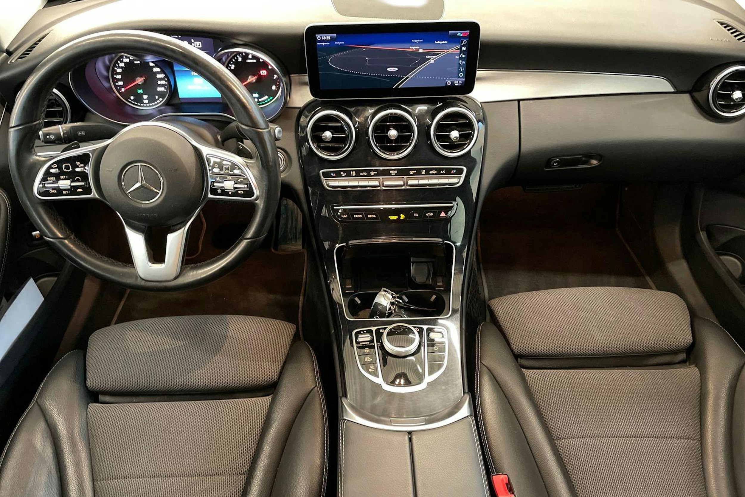 Harmaa Mercedes-Benz C 2020 kuva 7.