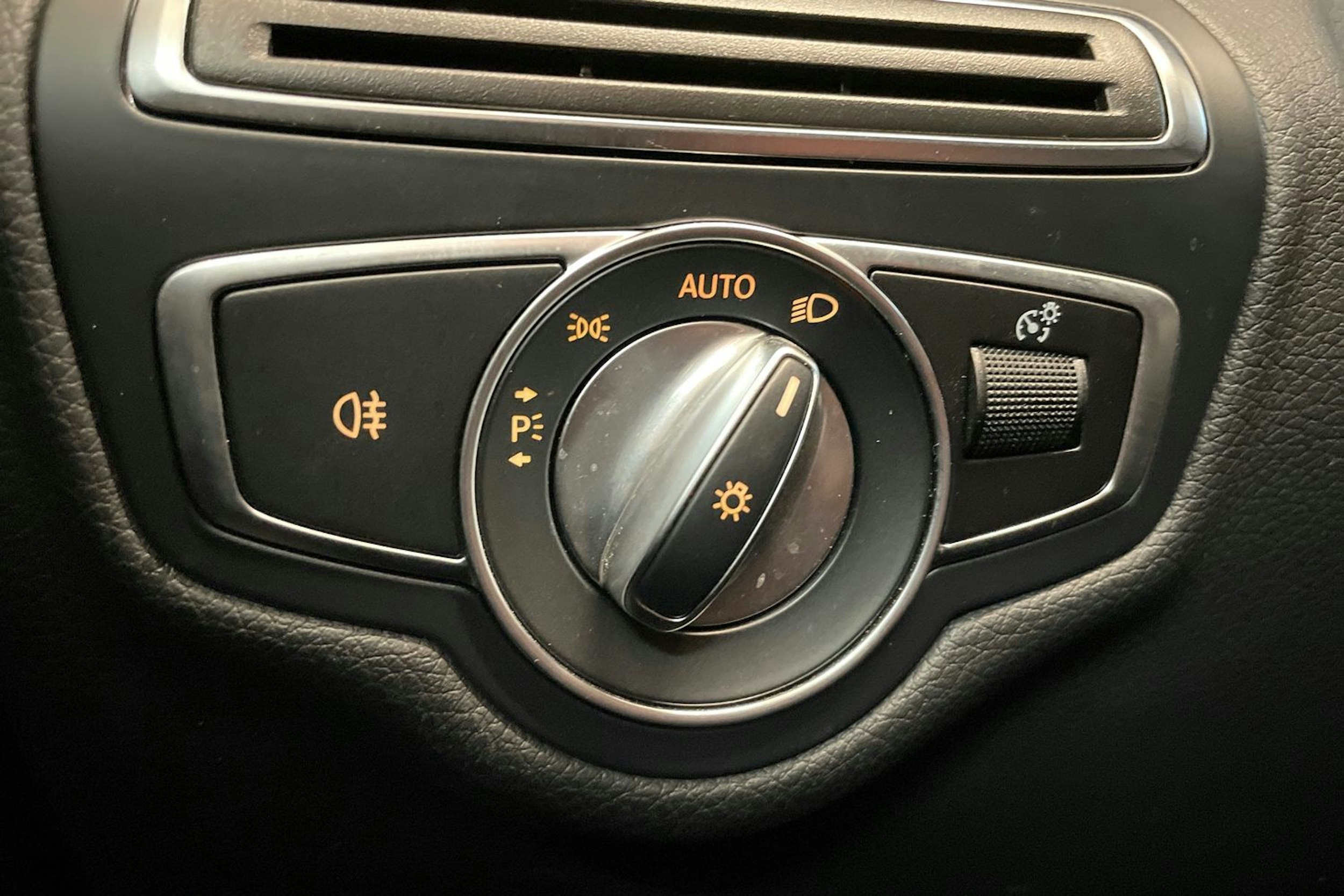 Harmaa Mercedes-Benz C 2020 kuva 16.