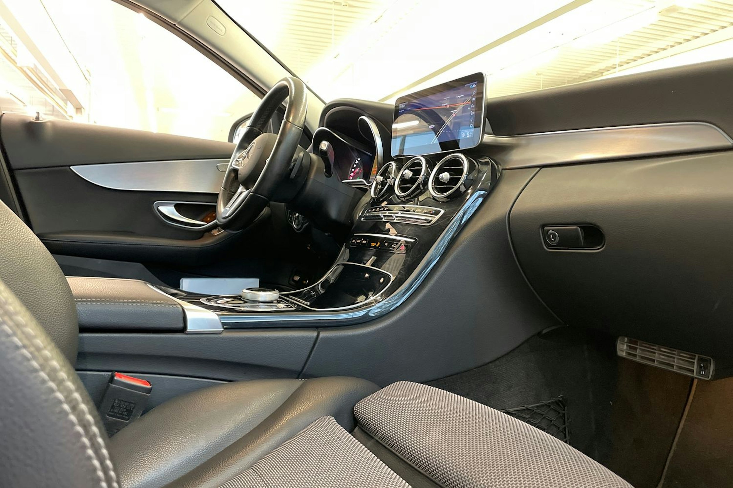 Harmaa Mercedes-Benz C 2020 kuva 26.