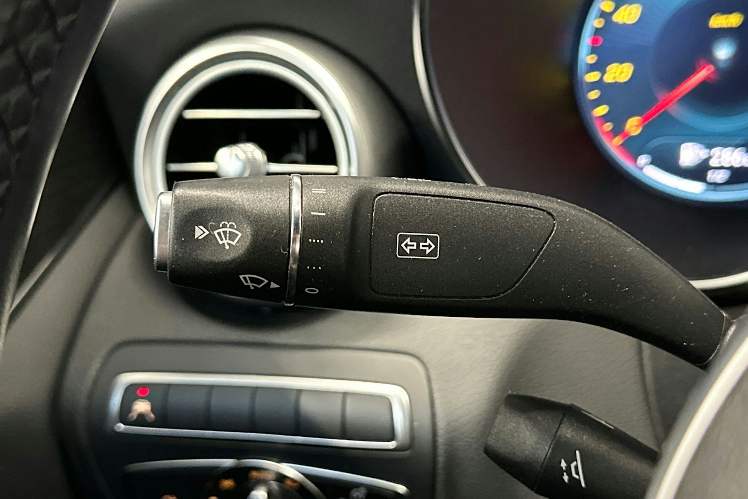 sininen Mercedes-Benz C 2020 kuva 18.