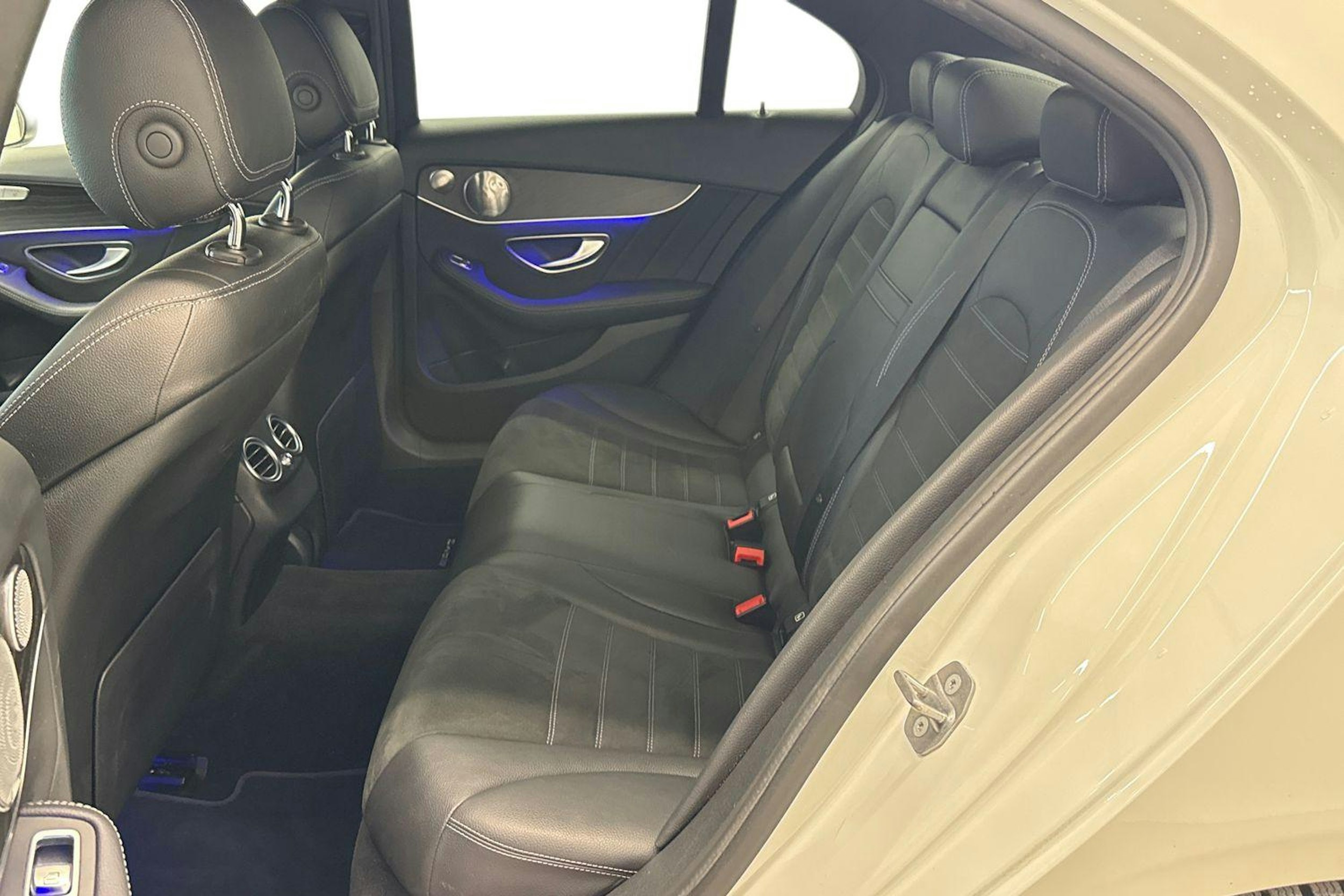 Valkoinen Mercedes-Benz C 2020 kuva 10.