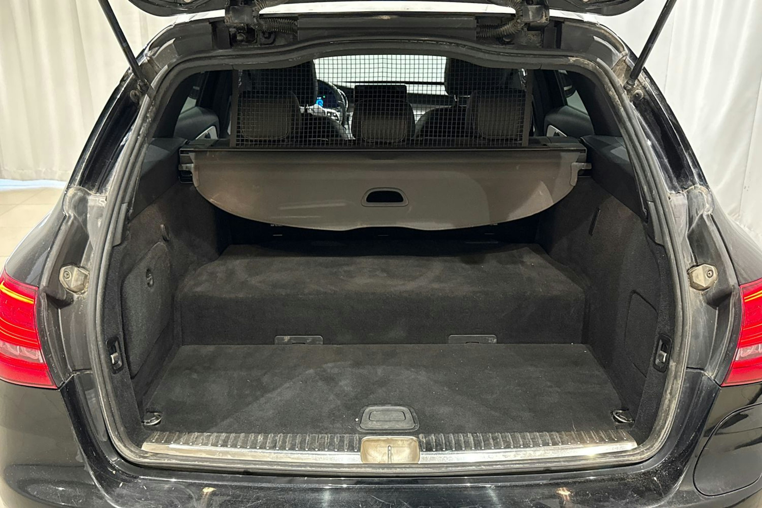 musta Mercedes-Benz C 2020 kuva 14.