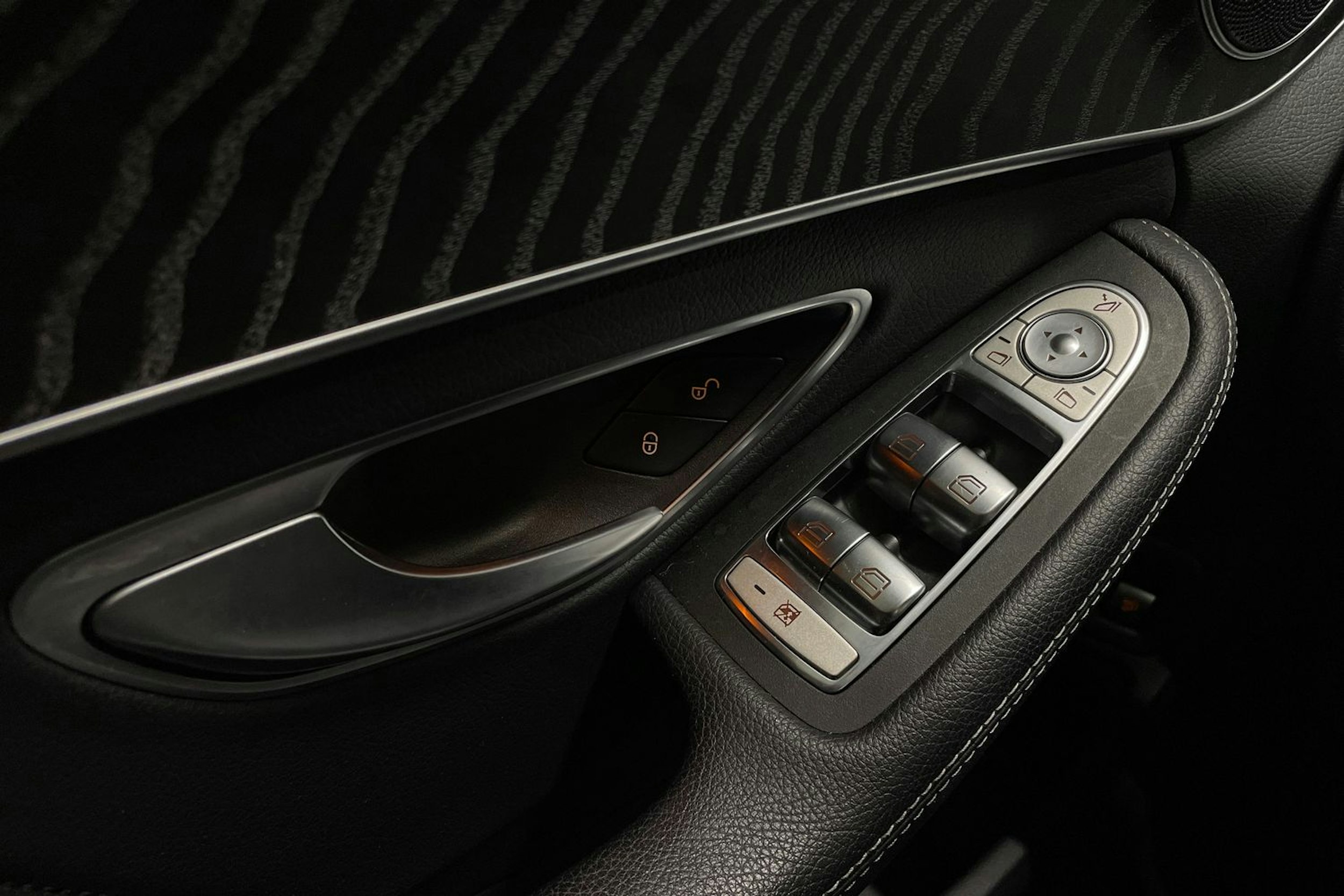musta Mercedes-Benz C 2020 kuva 27.