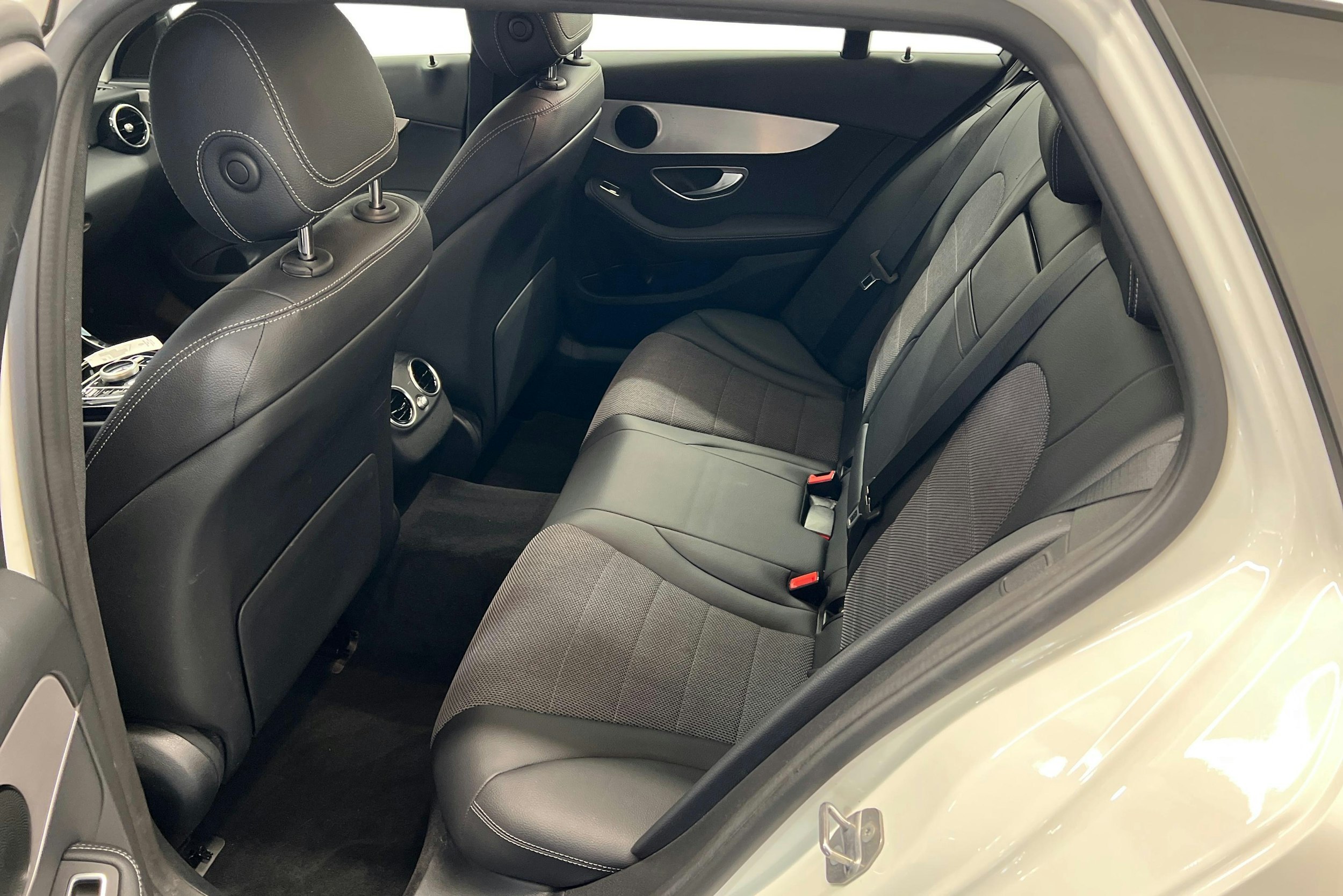 Valkoinen Mercedes-Benz C 2020 kuva 10.