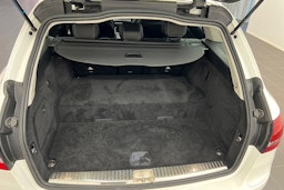 Valkoinen Mercedes-Benz C 2020 kuva 14.