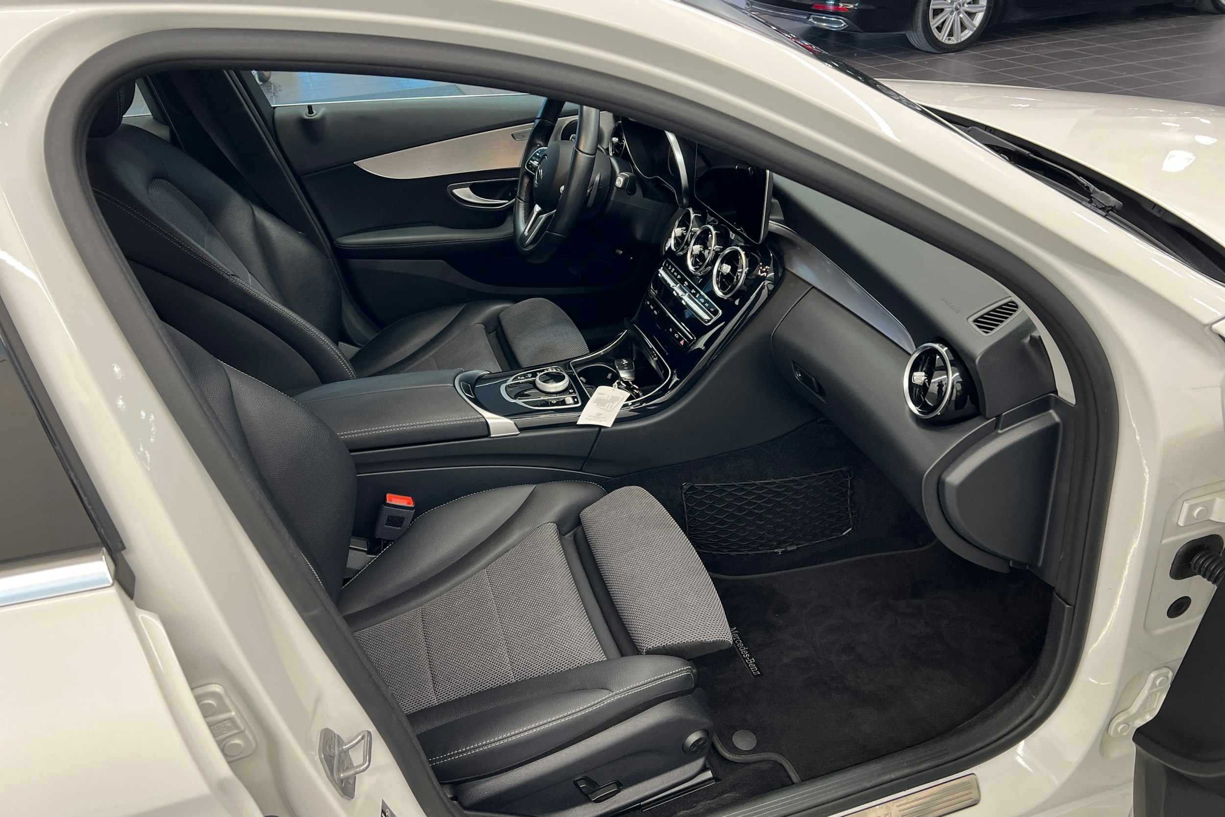 Valkoinen Mercedes-Benz C 2020 kuva 19.
