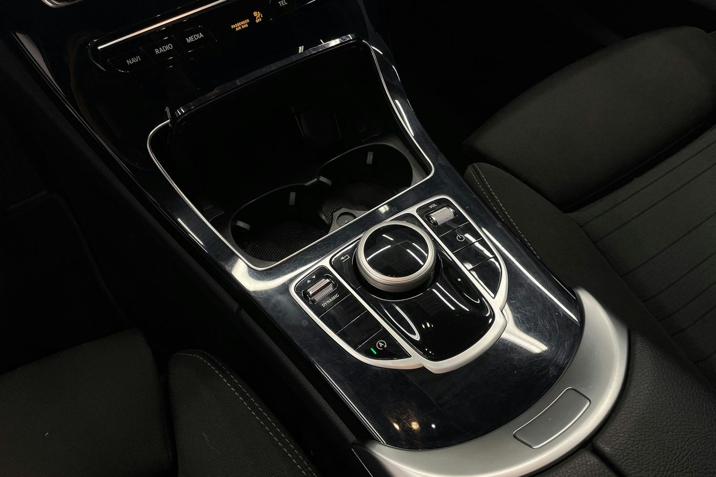 Valkoinen Mercedes-Benz C 2020 kuva 19.