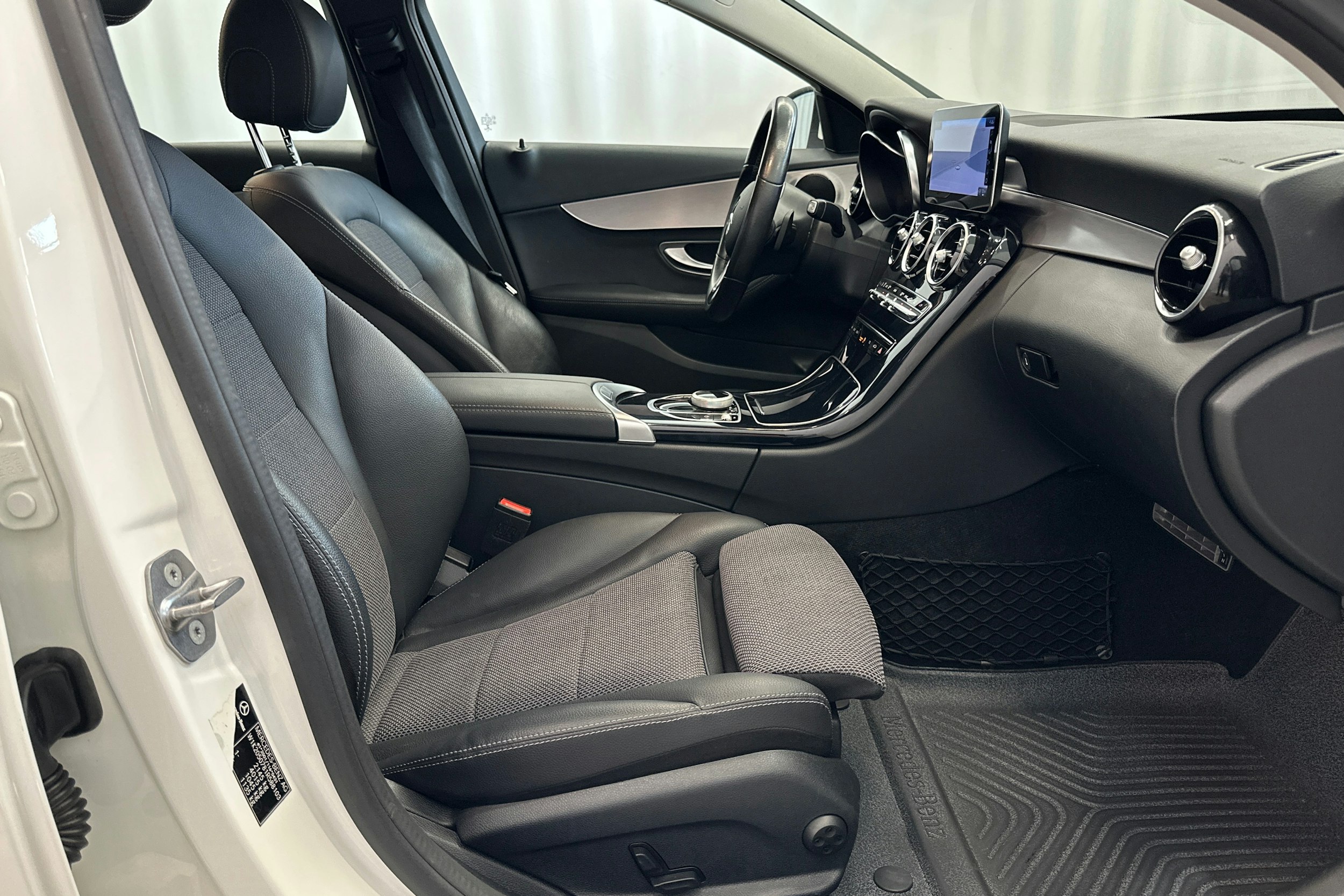 valkoinen Mercedes-Benz C 2020 kuva 13.