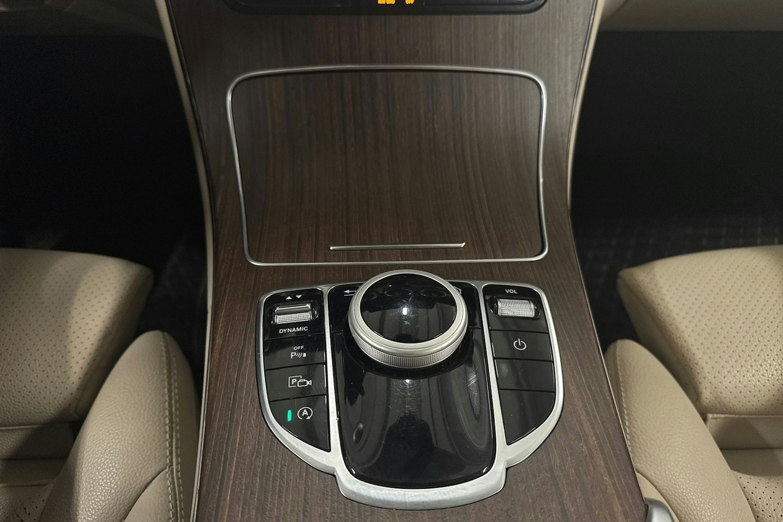 musta Mercedes-Benz C 2021 kuva 30.
