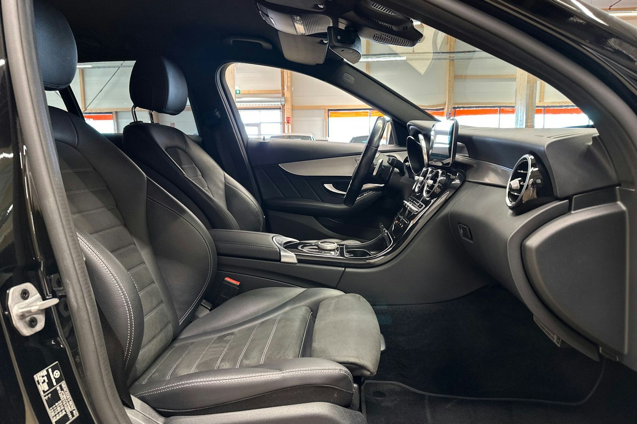 musta Mercedes-Benz C 2021 kuva 13.