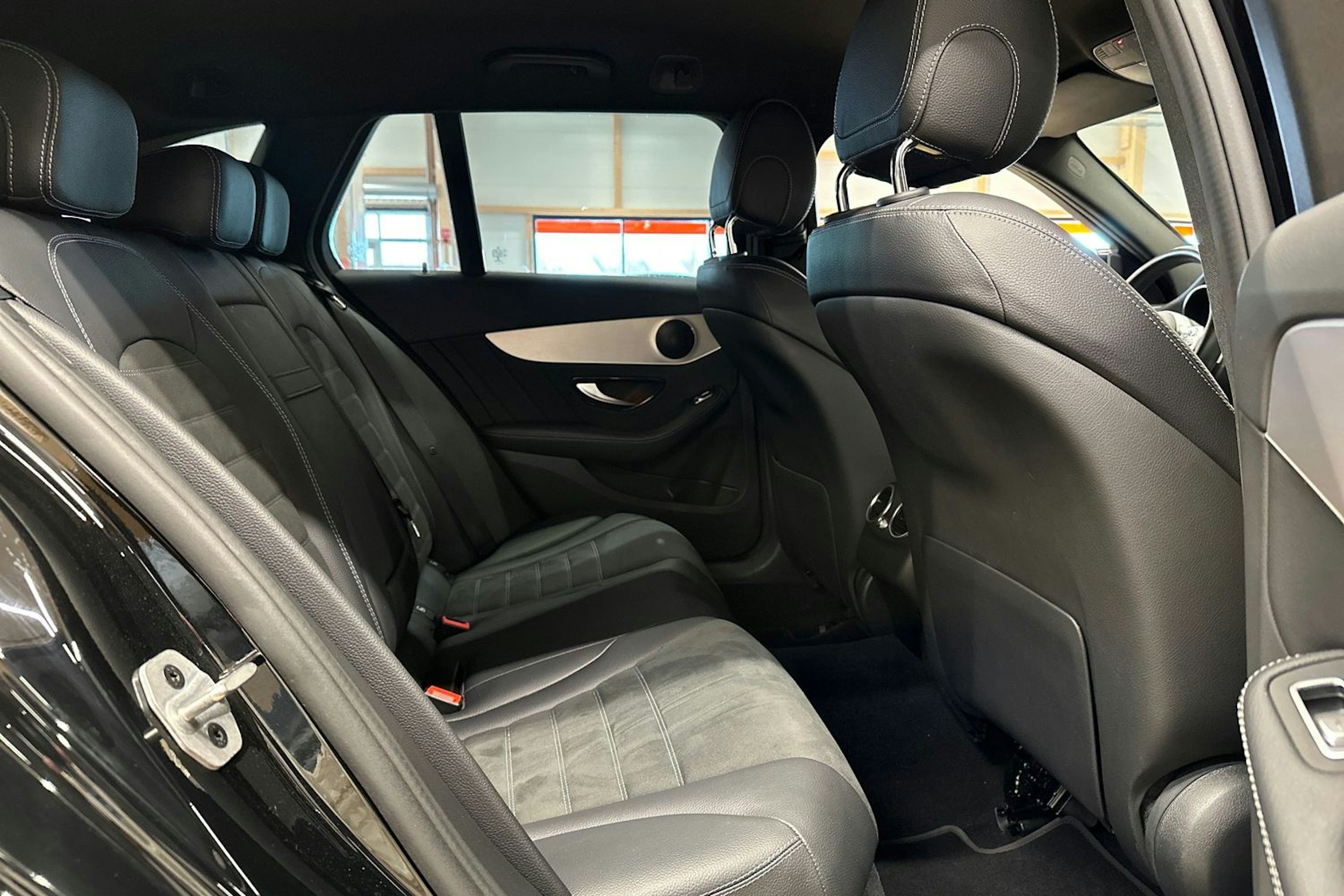 musta Mercedes-Benz C 2021 kuva 14.
