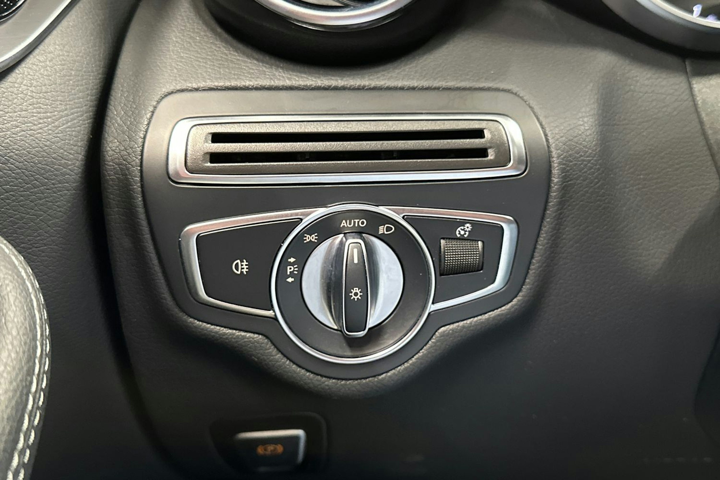 musta Mercedes-Benz C 2021 kuva 25.