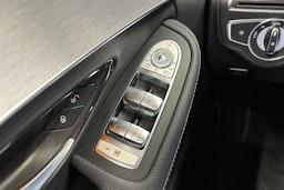musta Mercedes-Benz C 2021 kuva 27.