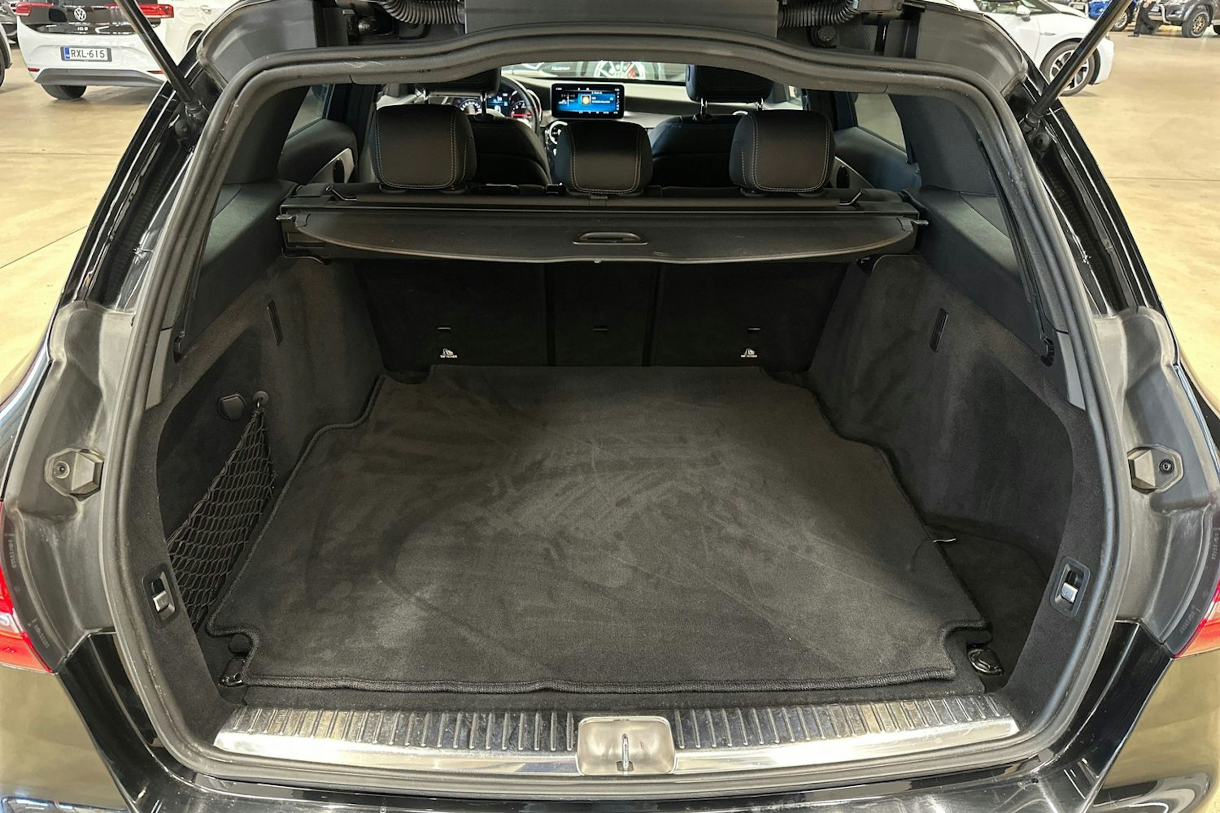 musta Mercedes-Benz C 2021 kuva 28.